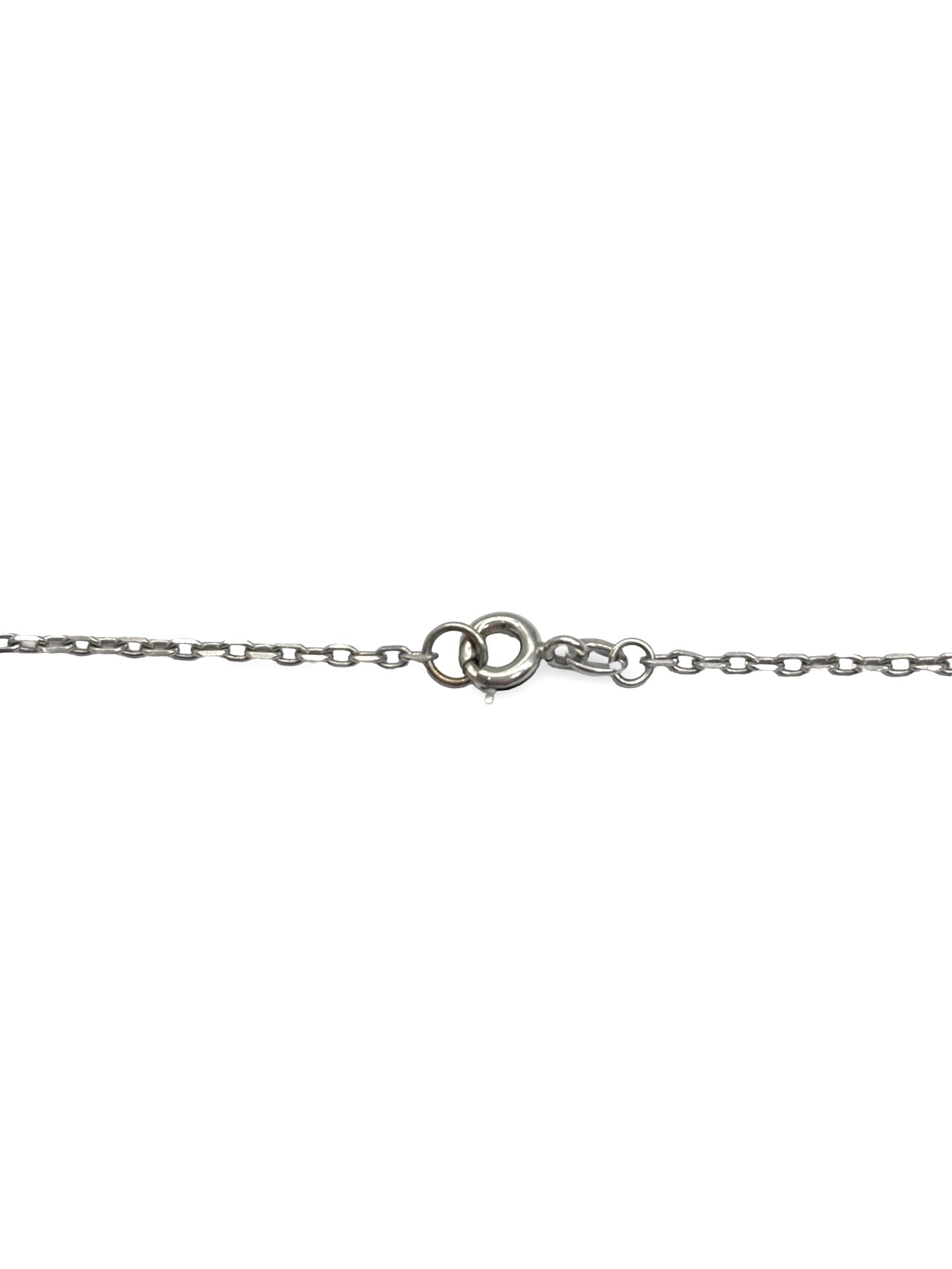 Collier en or blanc 18 carats serti d’émeraudes pour un poids total de 0,50 carat et de diamants totalisant 0,40 carat. Ce bijou précieux séduit par l’intensité du vert des émeraudes, sublimé par l’éclat des diamants. Son design élégant et intemporel en fait un collier idéal à porter au quotidien ou lors d’occasions spéciales. Il apporte une touche de raffinement et s’associe facilement à d’autres bijoux en or blanc.

