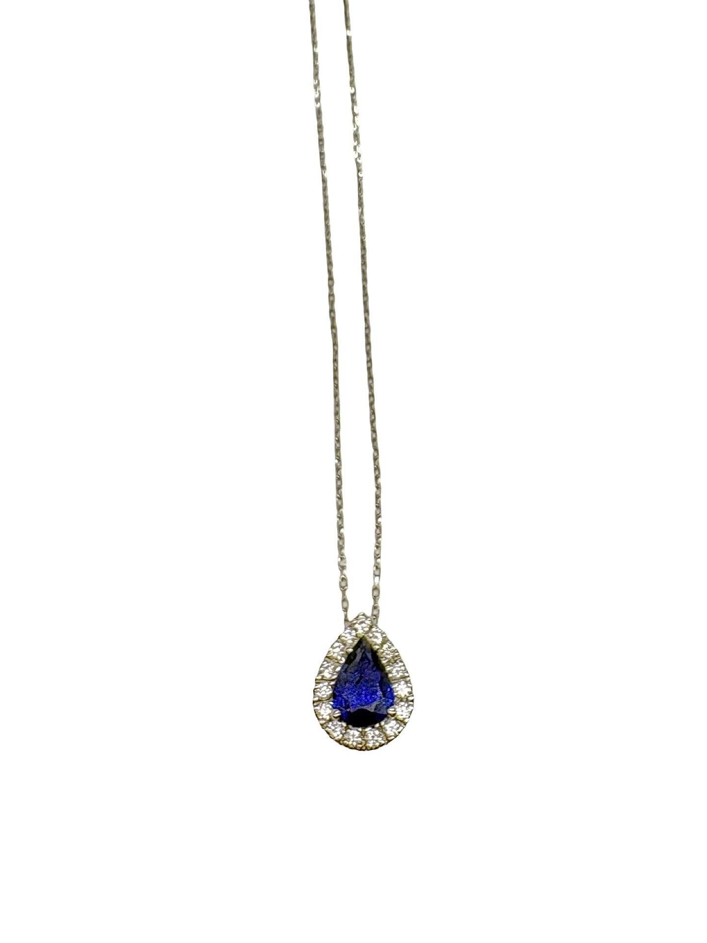 Collier en or blanc 18K mettant en valeur un superbe saphir naturel de 0,64 carat, sublimé par des diamants totalisant 0,15 carat. Ce bijou raffiné allie l'éclat de l'or blanc à l'intensité du saphir et à la brillance des diamants pour un style élégant et intemporel. Idéal comme cadeau d'exception ou pour une occasion spéciale, ce collier en saphir et diamants apporte une touche de sophistication à toutes les tenues.