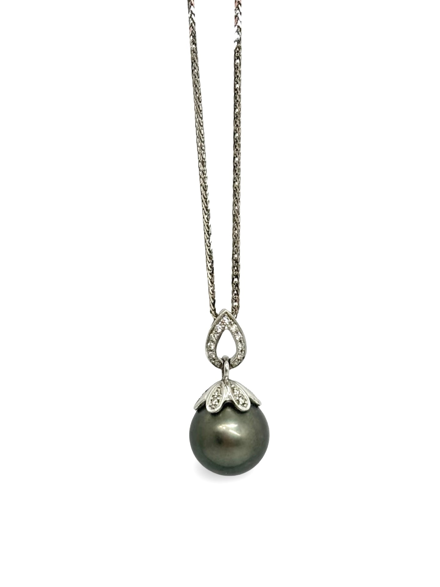 Collier en or blanc 18 carats orné d’une perle de Tahiti et de diamants totalisant 1 carat. Élégant et raffiné, ce bijou met en valeur les reflets profonds de la perle et l’éclat des diamants. Idéal pour une occasion spéciale ou pour sublimer une tenue, il apporte une touche précieuse, moderne et intemporelle au quotidien.
