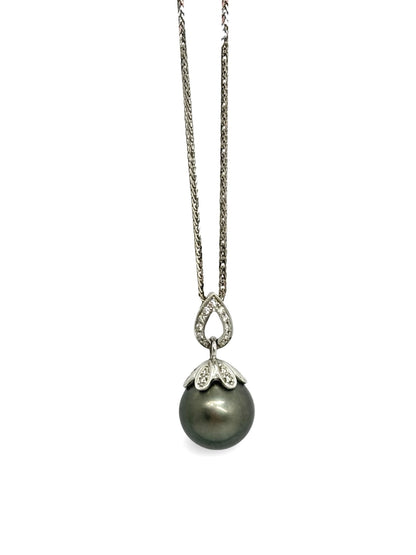 Collier en or blanc 18 carats orné d’une perle de Tahiti et de diamants totalisant 1 carat. Élégant et raffiné, ce bijou met en valeur les reflets profonds de la perle et l’éclat des diamants. Idéal pour une occasion spéciale ou pour sublimer une tenue, il apporte une touche précieuse, moderne et intemporelle au quotidien.
