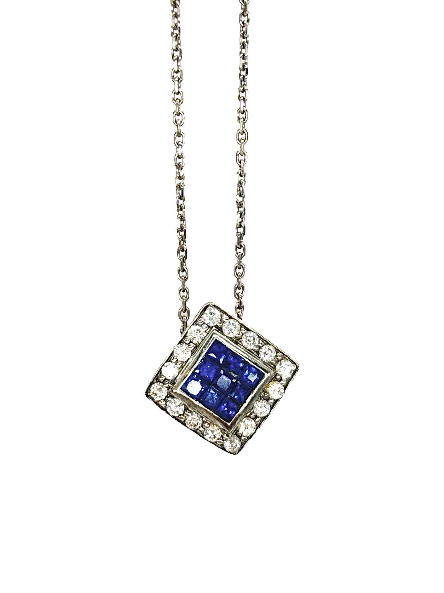 Collier en or blanc 18 carats sublimé par des saphirs totalisant 0,45 carat et des diamants de 0,20 carat. L’intensité du bleu des saphirs se marie harmonieusement à l’éclat des diamants pour créer un bijou élégant et raffiné. Ce collier de joaillerie au design intemporel apporte une touche de sophistication et de lumière à toutes les occasions.
