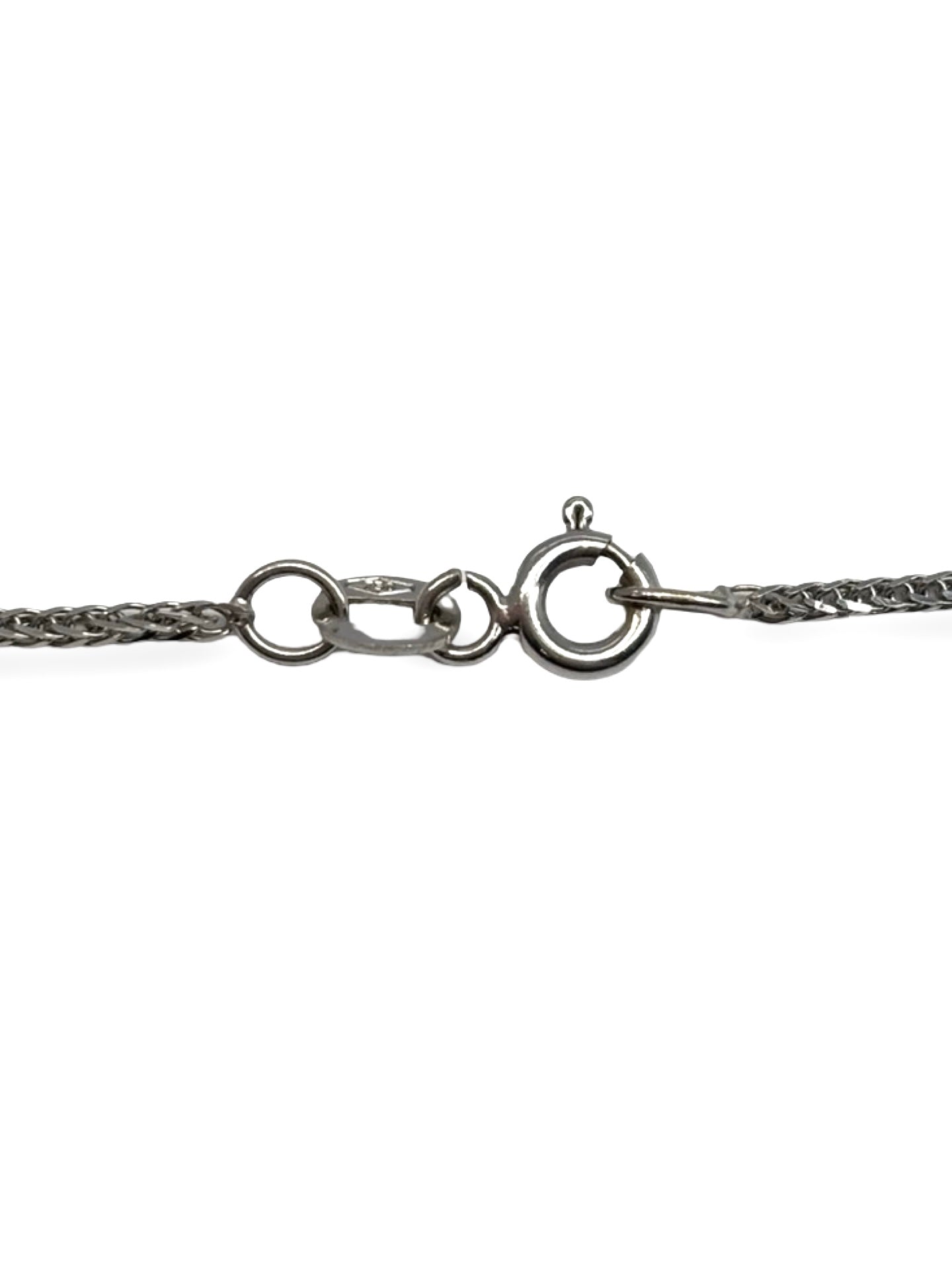 Collier en or blanc 18 carats orné d’une perle de Tahiti et de diamants totalisant 1 carat. Élégant et raffiné, ce bijou met en valeur les reflets profonds de la perle et l’éclat des diamants. Idéal pour une occasion spéciale ou pour sublimer une tenue, il apporte une touche précieuse, moderne et intemporelle au quotidien.
