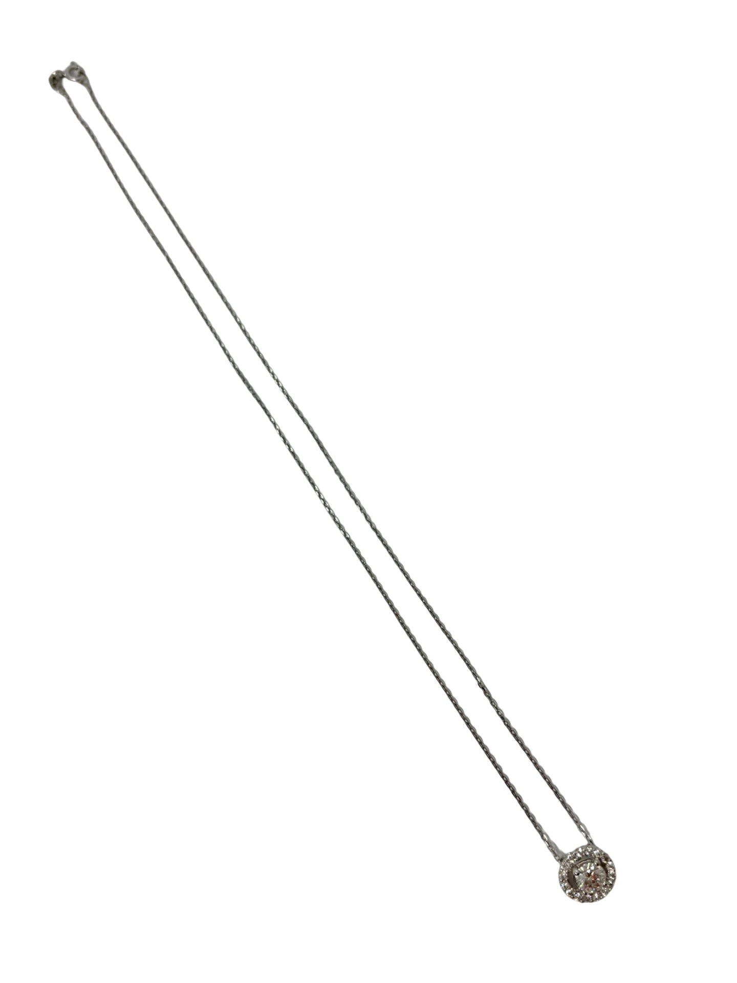 Collier en or blanc 18K serti de diamants totalisant 0,70 ct, alliant élégance et éclat intemporel. Ce bijou raffiné met en valeur la brillance naturelle des diamants grâce à une monture en or blanc 750‰ au design délicat. Idéal pour une occasion spéciale ou pour sublimer une tenue au quotidien, ce collier en or blanc 18 carats s'accorde avec tous les styles et constitue un cadeau précieux à offrir ou à s'offrir.