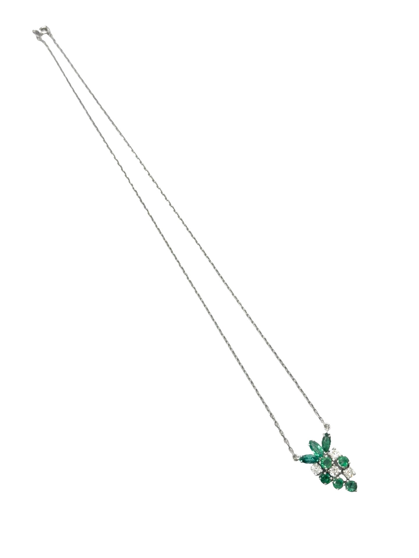Collier en or blanc 18 carats serti d’émeraudes pour un poids total de 0,50 carat et de diamants totalisant 0,40 carat. Ce bijou précieux séduit par l’intensité du vert des émeraudes, sublimé par l’éclat des diamants. Son design élégant et intemporel en fait un collier idéal à porter au quotidien ou lors d’occasions spéciales. Il apporte une touche de raffinement et s’associe facilement à d’autres bijoux en or blanc.
