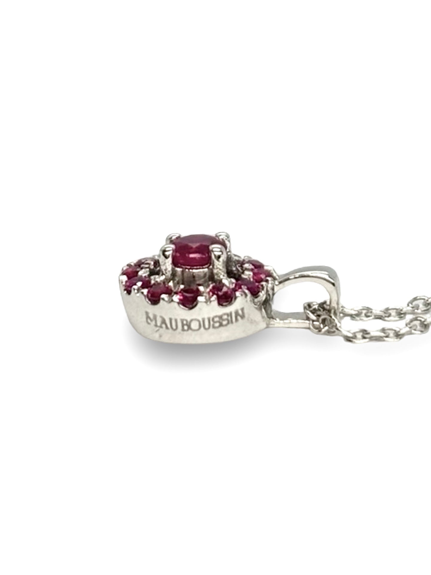 Collier Mauboussin Vie, Volupté & Passion en or blanc serti de saphirs bleus. Son design raffiné et élégant allie éclat de l’or blanc et profondeur des saphirs pour un bijou luxueux et intemporel. Parfait pour sublimer le décolleté avec sophistication, ce collier exprime élégance, sensualité et modernité.