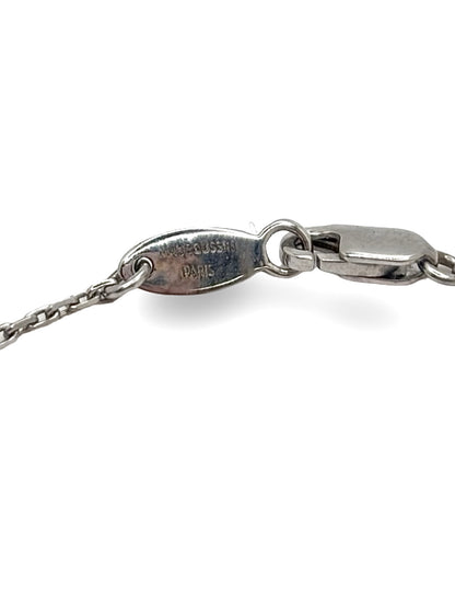 Collier en or blanc 18 carats orné d’un diamant naturel de 0,09 carat. Ce bijou élégant se distingue par son design raffiné et son sertissage délicat qui met en valeur l’éclat du diamant. Léger et lumineux, ce collier apporte une touche de sophistication discrète, idéal pour un port quotidien ou pour sublimer une tenue lors d’une occasion spéciale.