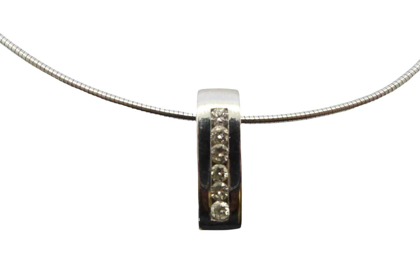 Découvrez notre élégant collier en or blanc, orné d'un pendentif délicatement serti de six diamants naturels de 0,03 carat chacun. Ce bijou raffiné allie la brillance de l'or blanc à l'éclat des diamants pour un rendu lumineux et intemporel. Parfait pour toute occasion, ce collier ajoutera une touche de sophistication à votre style. Un choix idéal pour un cadeau précieux ou pour sublimer vos tenues au quotidien.