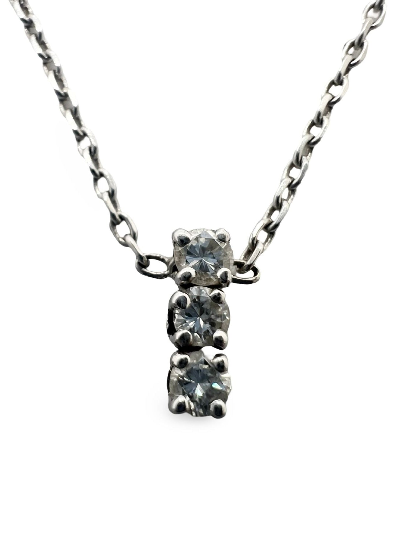 Découvrez ce magnifique collier en or blanc sublimé par un pendentif raffiné, serti de trois diamants naturels pour un éclat intemporel. Avec un poids total de 0,27 ct, ce bijou élégant allie finesse et raffinement, parfait pour sublimer votre tenue au quotidien ou pour une occasion spéciale. Offrez-vous ou offrez à un être cher ce collier en or blanc au design délicat, symbole d’élégance et de sophistication.