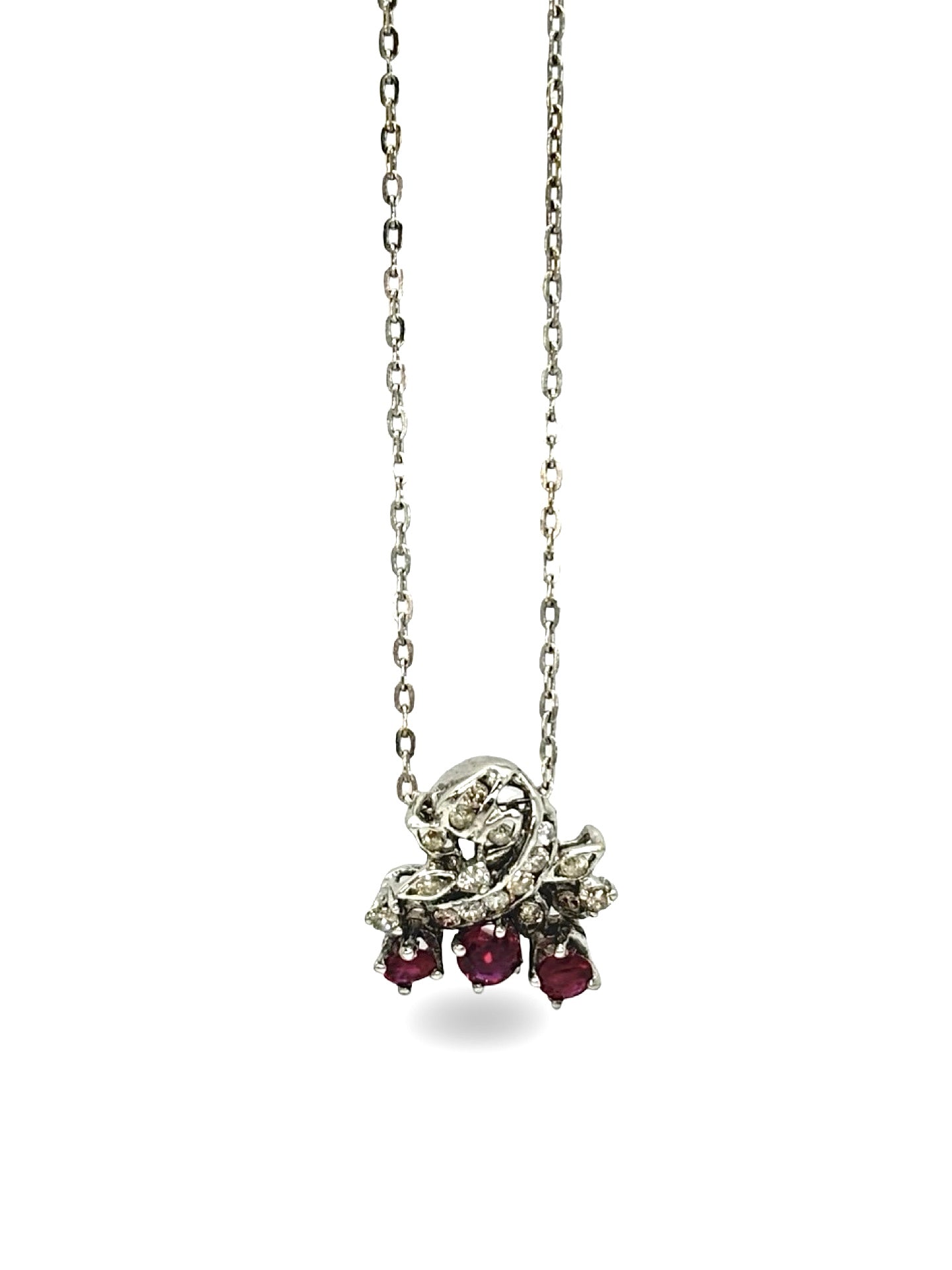 Collier en or blanc élégant, serti d’un rubis de 1 carat et de diamants totalisant 0,50 ct. Ce bijou raffiné allie la chaleur du rubis à l’éclat subtil des diamants, offrant un pendentif précieux et sophistiqué. Idéal pour les occasions spéciales et les amateurs de joaillerie fine et de luxe.