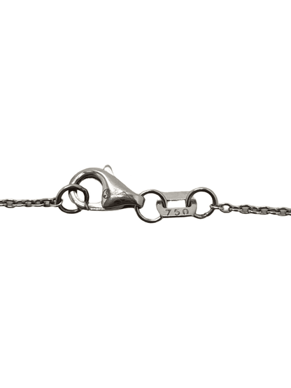 Découvrez ce magnifique collier en or blanc sublimé par un élégant pendentif serti d'un diamant naturel de 0,53 ct, accompagné de 14 diamants étincelants pour un total de 0,14 ct. Un bijou raffiné alliant éclat et sophistication, idéal pour une touche de luxe intemporel. Parfait pour une occasion spéciale ou comme cadeau précieux.