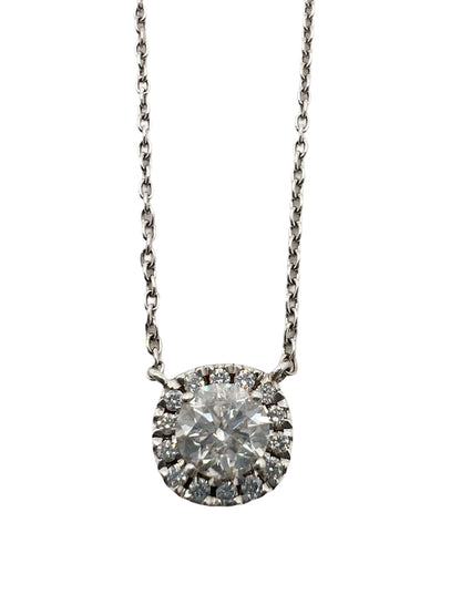 Découvrez ce magnifique collier en or blanc sublimé par un élégant pendentif serti d'un diamant naturel de 0,53 ct, accompagné de 14 diamants étincelants pour un total de 0,14 ct. Un bijou raffiné alliant éclat et sophistication, idéal pour une touche de luxe intemporel. Parfait pour une occasion spéciale ou comme cadeau précieux.
