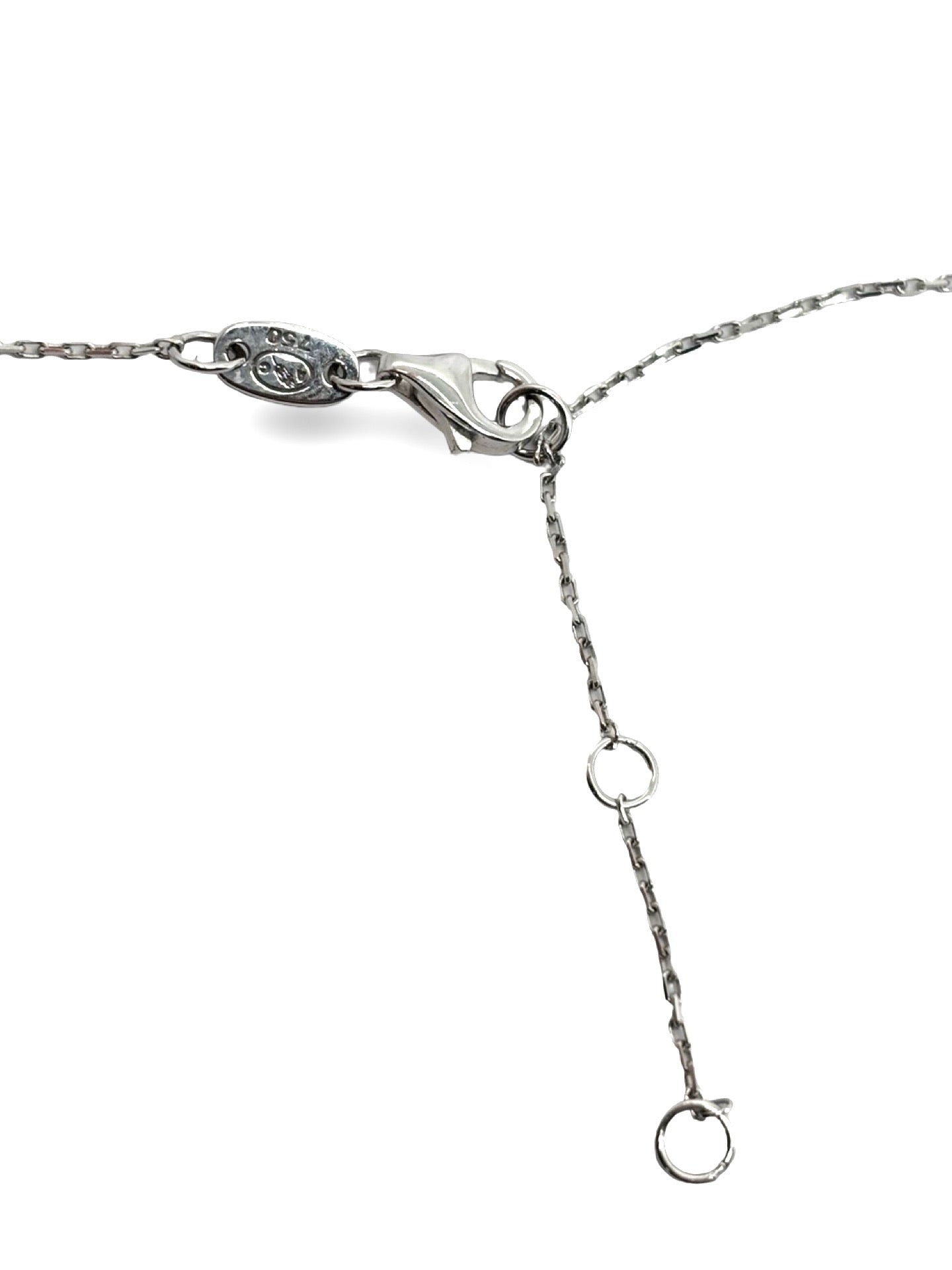 Collier en or blanc composé d’un pendentif serti d’un saphir bleu central entouré de diamants taille brillant totalisant 0,70 carat. Bijou élégant avec chaîne fine en or blanc mettant en valeur la couleur intense du saphir et l’éclat des diamants. Détail du sertissage et finitions précieuses, pendentif raffiné idéal pour bijou de luxe ou occasion spéciale.