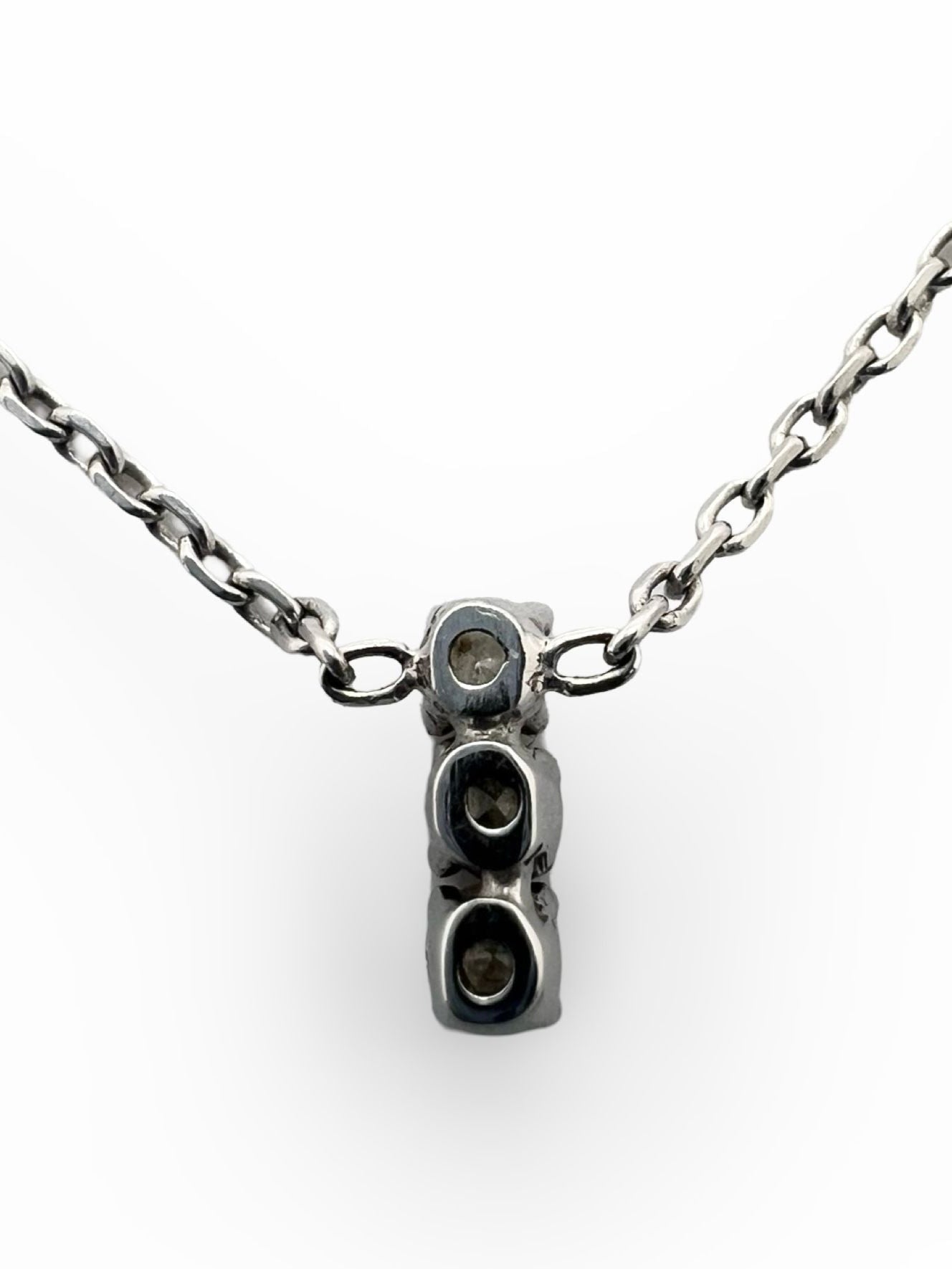 Découvrez ce magnifique collier en or blanc sublimé par un pendentif raffiné, serti de trois diamants naturels pour un éclat intemporel. Avec un poids total de 0,27 ct, ce bijou élégant allie finesse et raffinement, parfait pour sublimer votre tenue au quotidien ou pour une occasion spéciale. Offrez-vous ou offrez à un être cher ce collier en or blanc au design délicat, symbole d’élégance et de sophistication.