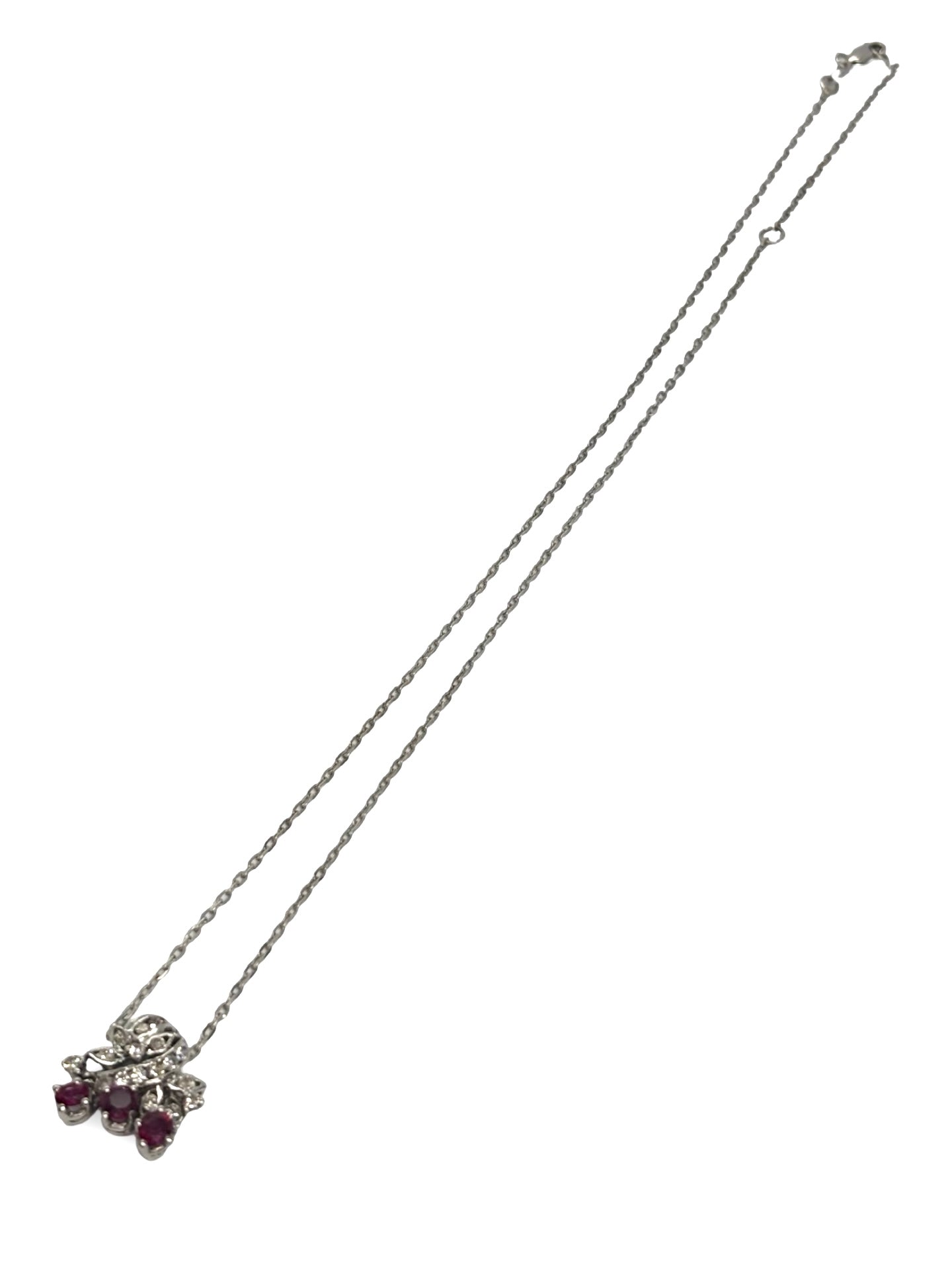 Collier en or blanc élégant, serti d’un rubis de 1 carat et de diamants totalisant 0,50 ct. Ce bijou raffiné allie la chaleur du rubis à l’éclat subtil des diamants, offrant un pendentif précieux et sophistiqué. Idéal pour les occasions spéciales et les amateurs de joaillerie fine et de luxe.
