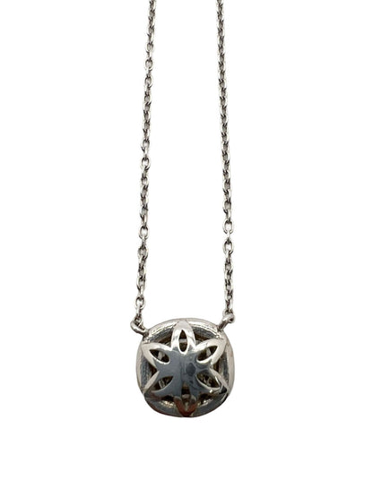 Découvrez ce magnifique collier en or blanc sublimé par un élégant pendentif serti d'un diamant naturel de 0,53 ct, accompagné de 14 diamants étincelants pour un total de 0,14 ct. Un bijou raffiné alliant éclat et sophistication, idéal pour une touche de luxe intemporel. Parfait pour une occasion spéciale ou comme cadeau précieux.