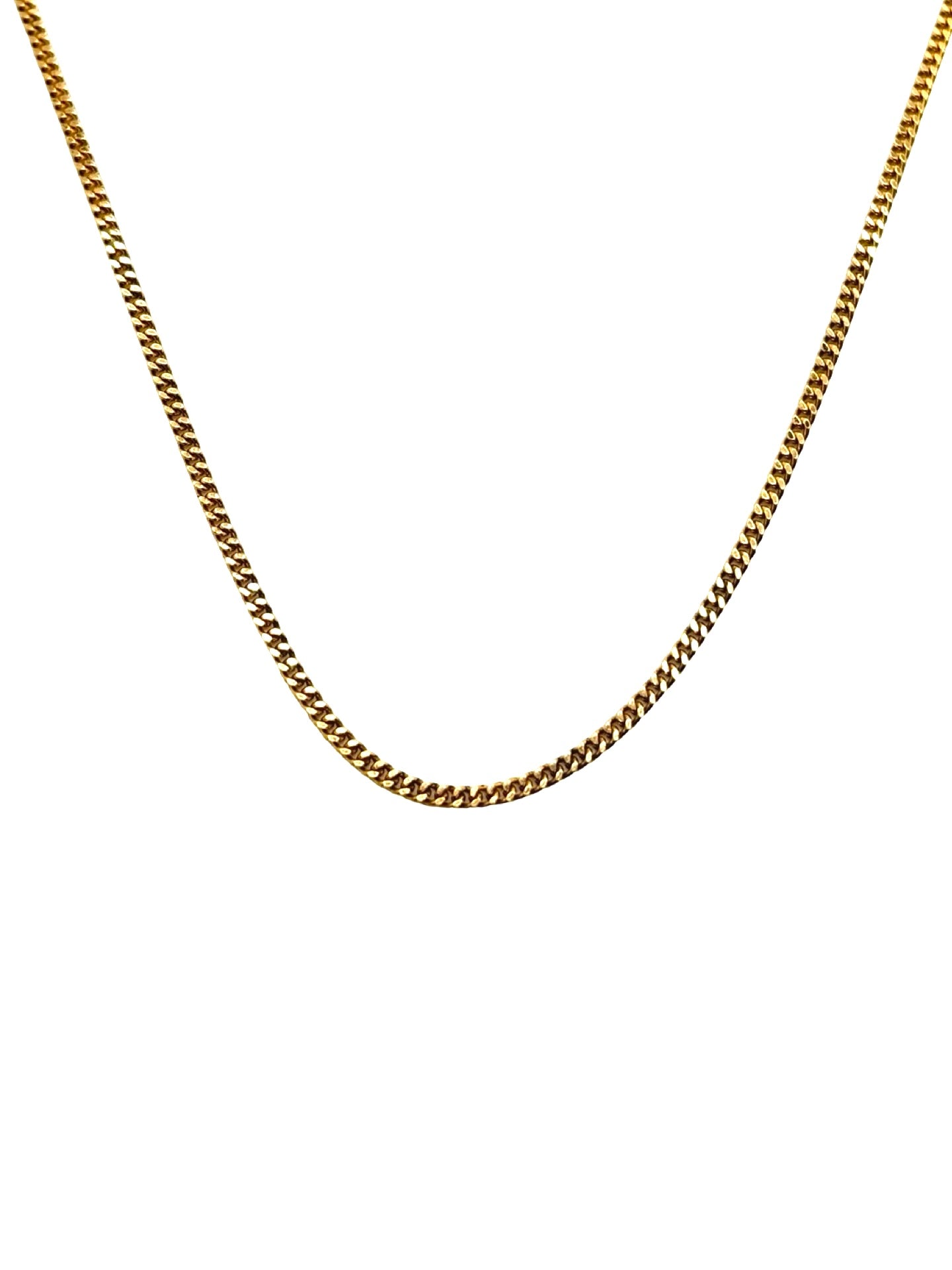 Chaîne en or jaune 18 carats, au design élégant et classique. Ce collier raffiné met en valeur la brillance et la qualité de l’or, offrant un bijou intemporel pouvant se porter seul ou avec un pendentif. Idéal pour les amateurs de joaillerie fine, cette chaîne apporte éclat et sophistication à toutes les tenues.