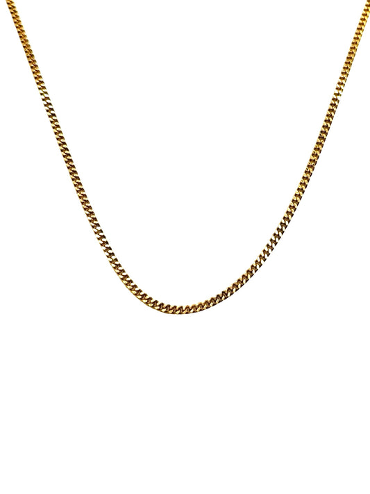 Chaîne en or jaune 18 carats, au design élégant et classique. Ce collier raffiné met en valeur la brillance et la qualité de l’or, offrant un bijou intemporel pouvant se porter seul ou avec un pendentif. Idéal pour les amateurs de joaillerie fine, cette chaîne apporte éclat et sophistication à toutes les tenues.