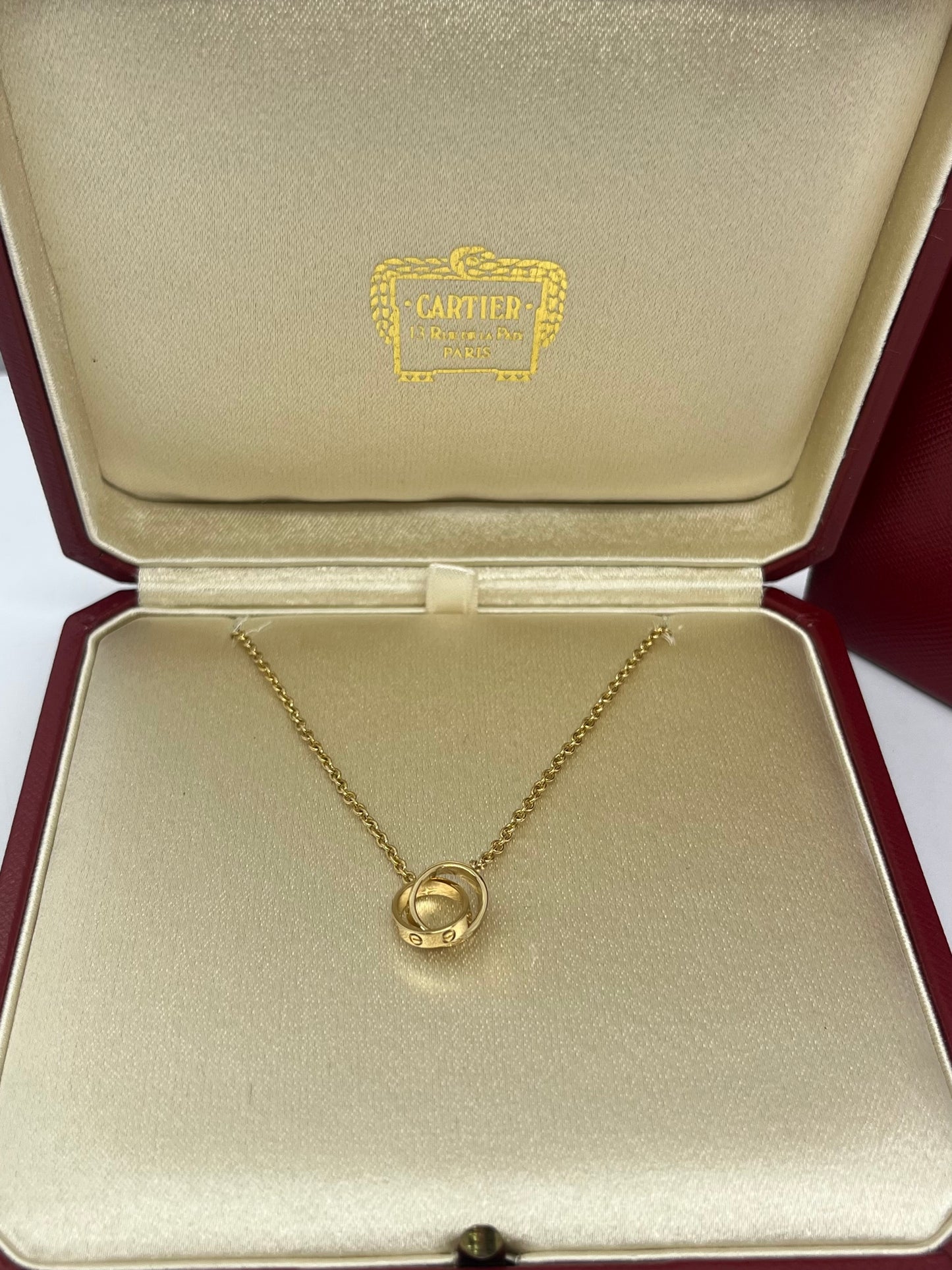 Collier Cartier Love en or jaune, petit modèle emblématique de la maison. Ce bijou raffiné incarne l’amour éternel avec son design épuré et intemporel. Parfait pour un cadeau symbolique ou une touche de luxe discrète au quotidien, il reflète l’élégance et le savoir-faire inégalé de Cartier.