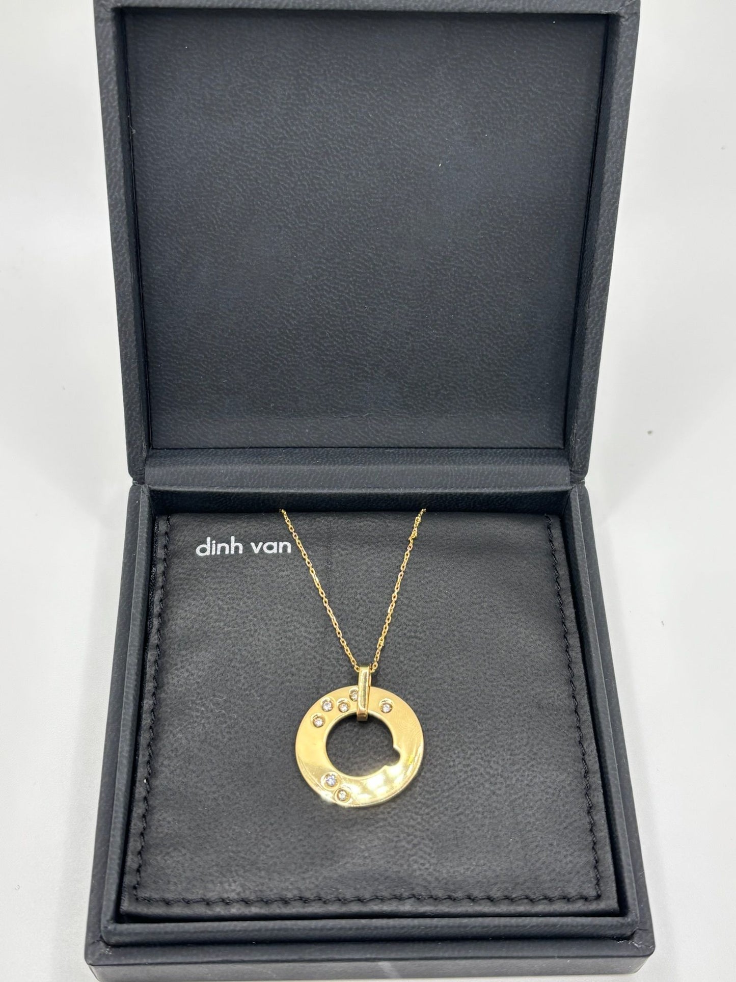 Collier Cible signé Dinh Van, en or jaune 18 carats, délicatement orné de 0,15 carat de diamants. Icône de la maison, ce modèle emblématique joue sur la géométrie et l’équilibre parfait des formes. À la fois moderne et intemporel, ce bijou capture la lumière avec finesse et symbolise une élégance discrète. Idéal à porter au quotidien ou à offrir en cadeau, il reflète tout le raffinement du design Dinh Van.