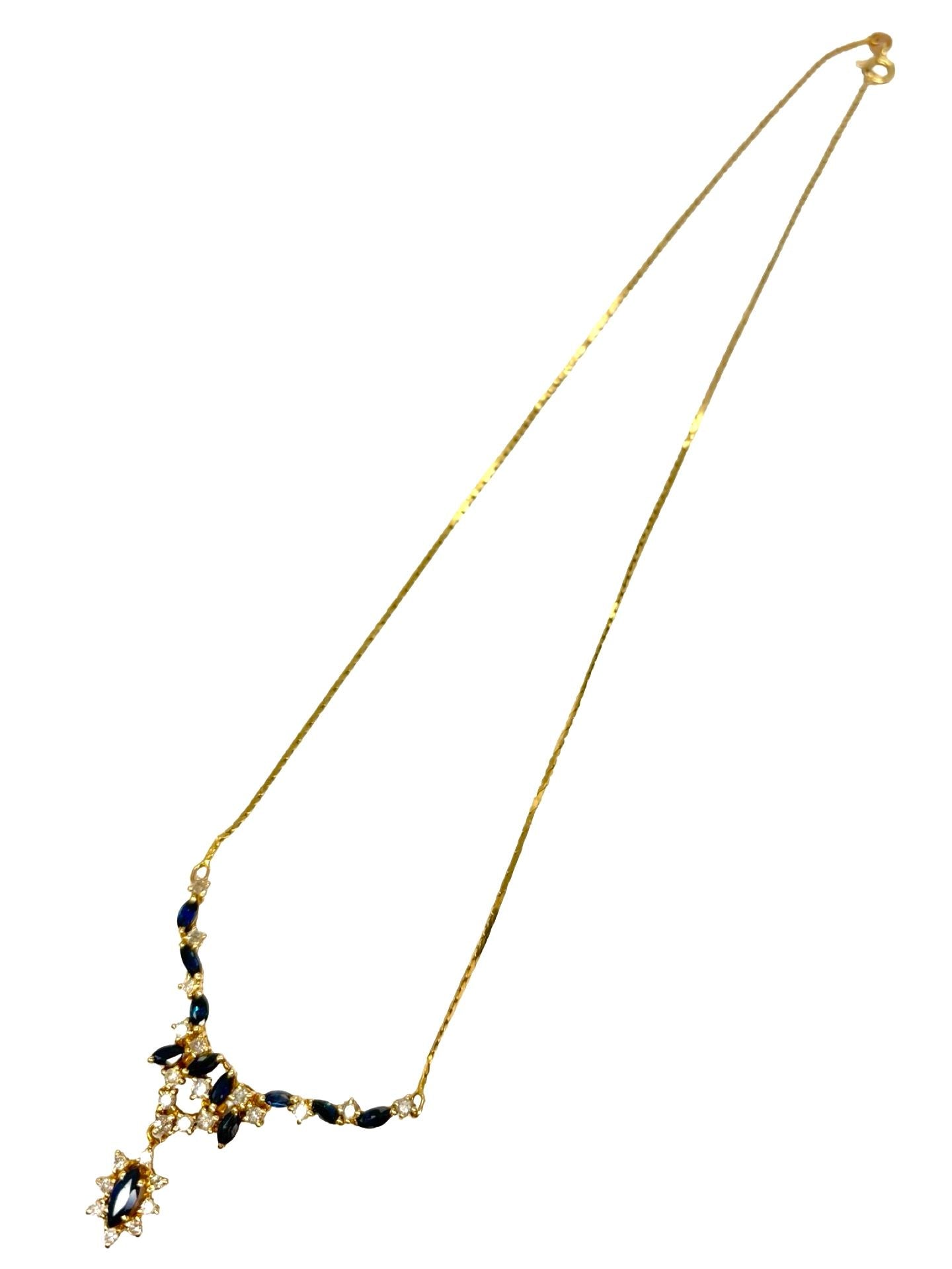 Élégant et raffiné, ce collier en or jaune est sublimé par l’éclat de saphirs profonds et de diamants totalisant 0,60 carat. Un bijou intemporel qui allie couleur et brillance, parfait pour sublimer vos tenues au quotidien ou lors d’occasions spéciales. Un cadeau précieux au charme classique et luxueux.