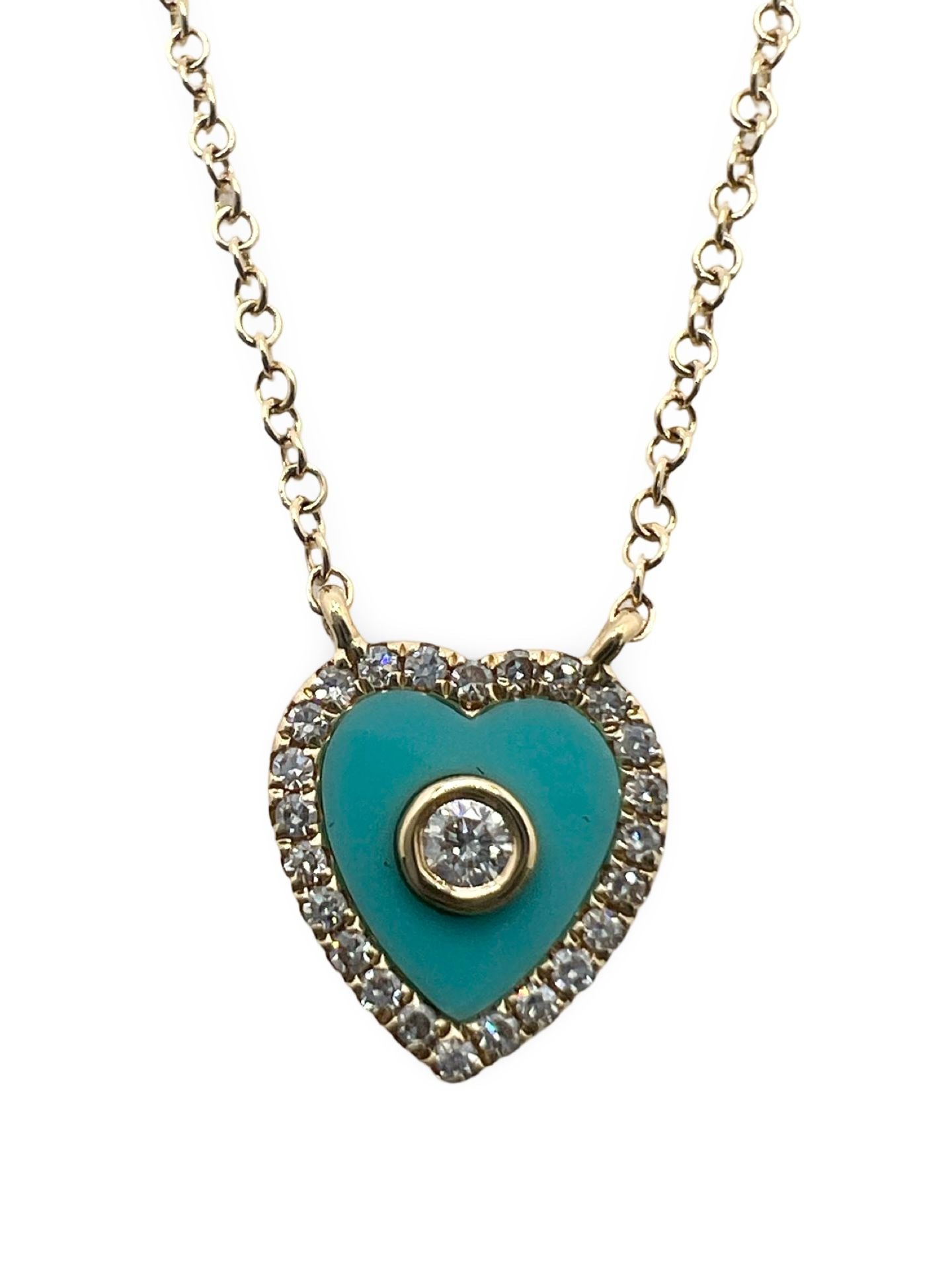 Découvrez ce magnifique collier en or jaune, sublimé par un pendentif raffiné serti de 18 diamants naturels pour un éclat incomparable. Avec un poids total de 0,16 ct, ce bijou élégant allie finesse et sophistication, idéal pour sublimer toutes vos tenues. Offrez ou offrez-vous ce collier en or jaune intemporel, symbole d’élégance et de raffinement.