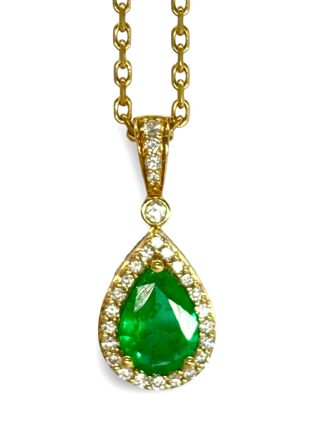 Somptueux collier en or jaune 18 carats, orné d’une émeraude éclatante de 1 carat, sublimée par 0,20 ct de diamants scintillants. Ce bijou d’exception allie la profondeur de la pierre verte à la brillance précieuse des diamants. Idéal pour rehausser élégamment toutes vos tenues, que ce soit au quotidien ou lors d’occasions spéciales.