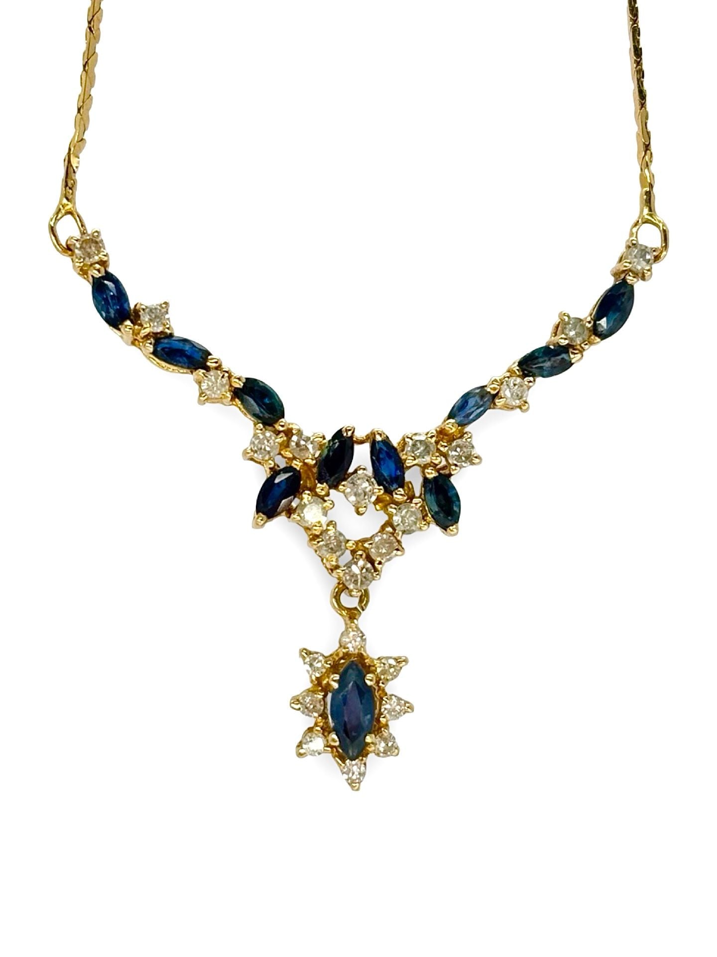 Élégant et raffiné, ce collier en or jaune est sublimé par l’éclat de saphirs profonds et de diamants totalisant 0,60 carat. Un bijou intemporel qui allie couleur et brillance, parfait pour sublimer vos tenues au quotidien ou lors d’occasions spéciales. Un cadeau précieux au charme classique et luxueux.