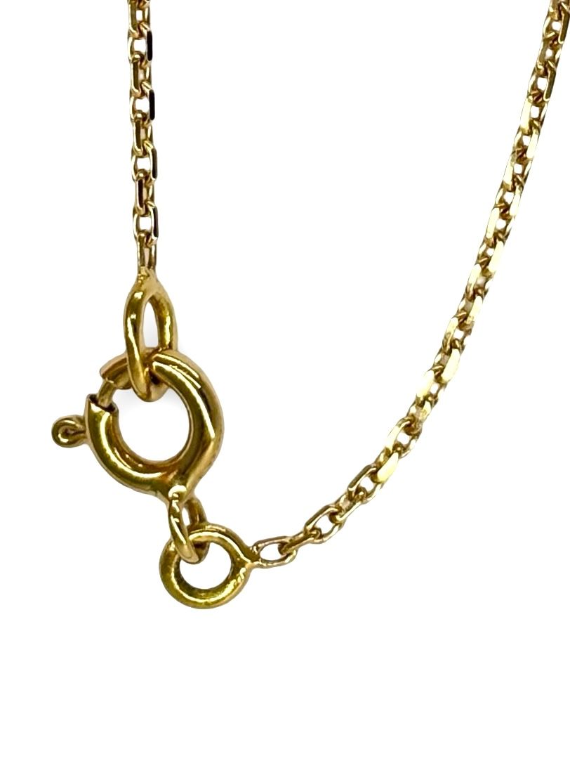 Somptueux collier en or jaune 18 carats, orné d’une émeraude éclatante de 1 carat, sublimée par 0,20 ct de diamants scintillants. Ce bijou d’exception allie la profondeur de la pierre verte à la brillance précieuse des diamants. Idéal pour rehausser élégamment toutes vos tenues, que ce soit au quotidien ou lors d’occasions spéciales.