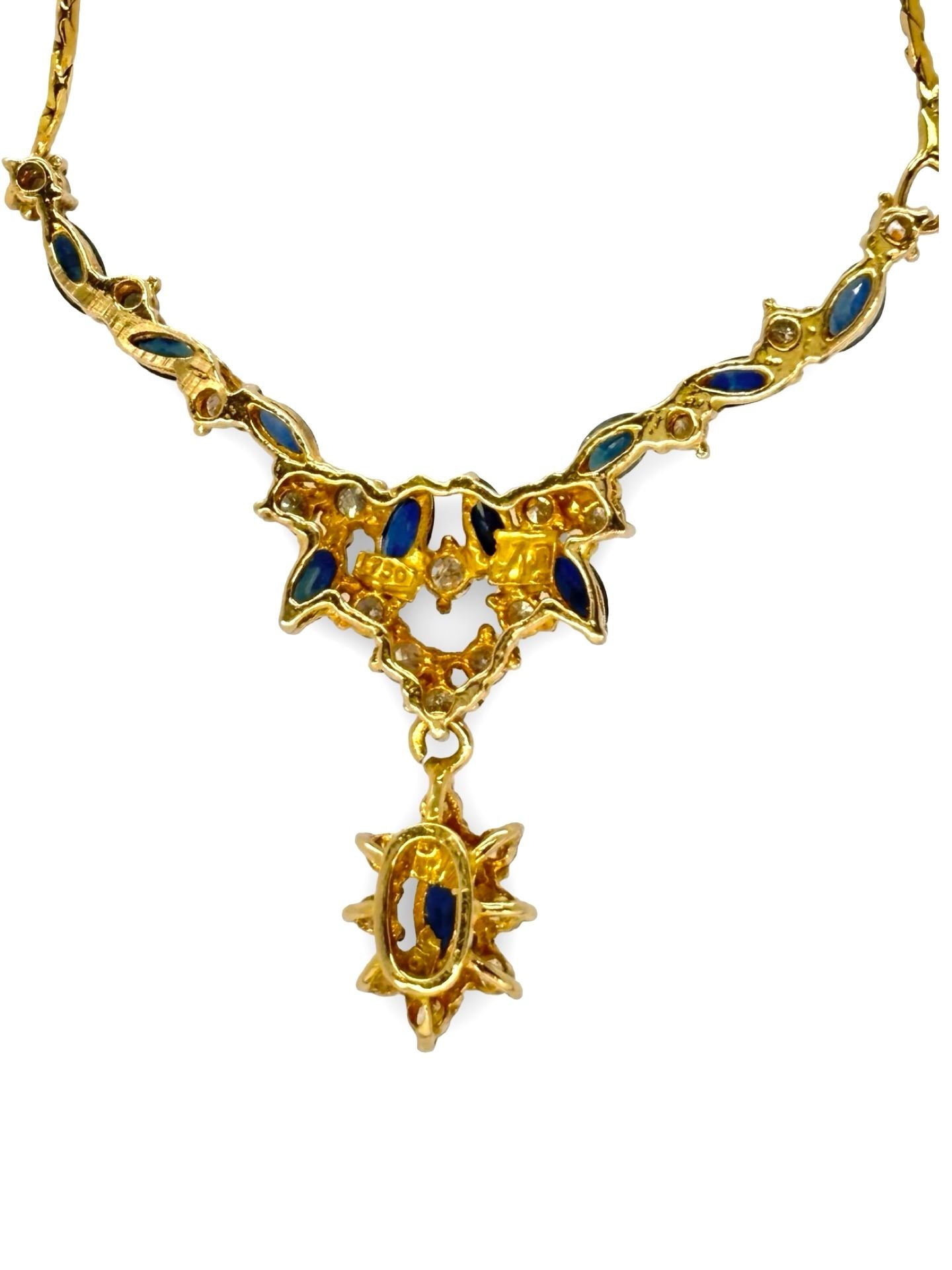 Élégant et raffiné, ce collier en or jaune est sublimé par l’éclat de saphirs profonds et de diamants totalisant 0,60 carat. Un bijou intemporel qui allie couleur et brillance, parfait pour sublimer vos tenues au quotidien ou lors d’occasions spéciales. Un cadeau précieux au charme classique et luxueux.