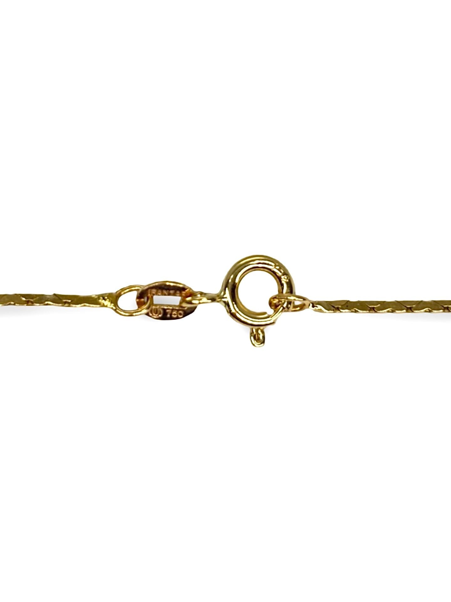 Élégant et raffiné, ce collier en or jaune est sublimé par l’éclat de saphirs profonds et de diamants totalisant 0,60 carat. Un bijou intemporel qui allie couleur et brillance, parfait pour sublimer vos tenues au quotidien ou lors d’occasions spéciales. Un cadeau précieux au charme classique et luxueux.