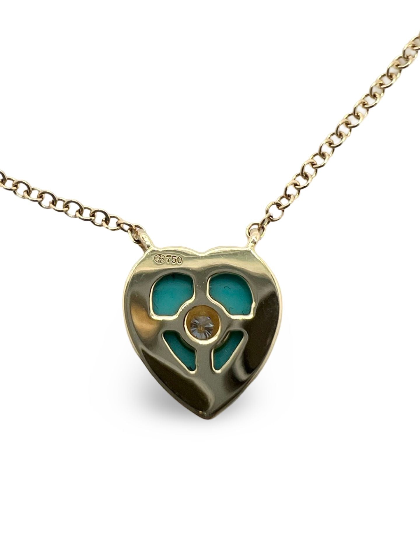 Découvrez ce magnifique collier en or jaune, sublimé par un pendentif raffiné serti de 18 diamants naturels pour un éclat incomparable. Avec un poids total de 0,16 ct, ce bijou élégant allie finesse et sophistication, idéal pour sublimer toutes vos tenues. Offrez ou offrez-vous ce collier en or jaune intemporel, symbole d’élégance et de raffinement.