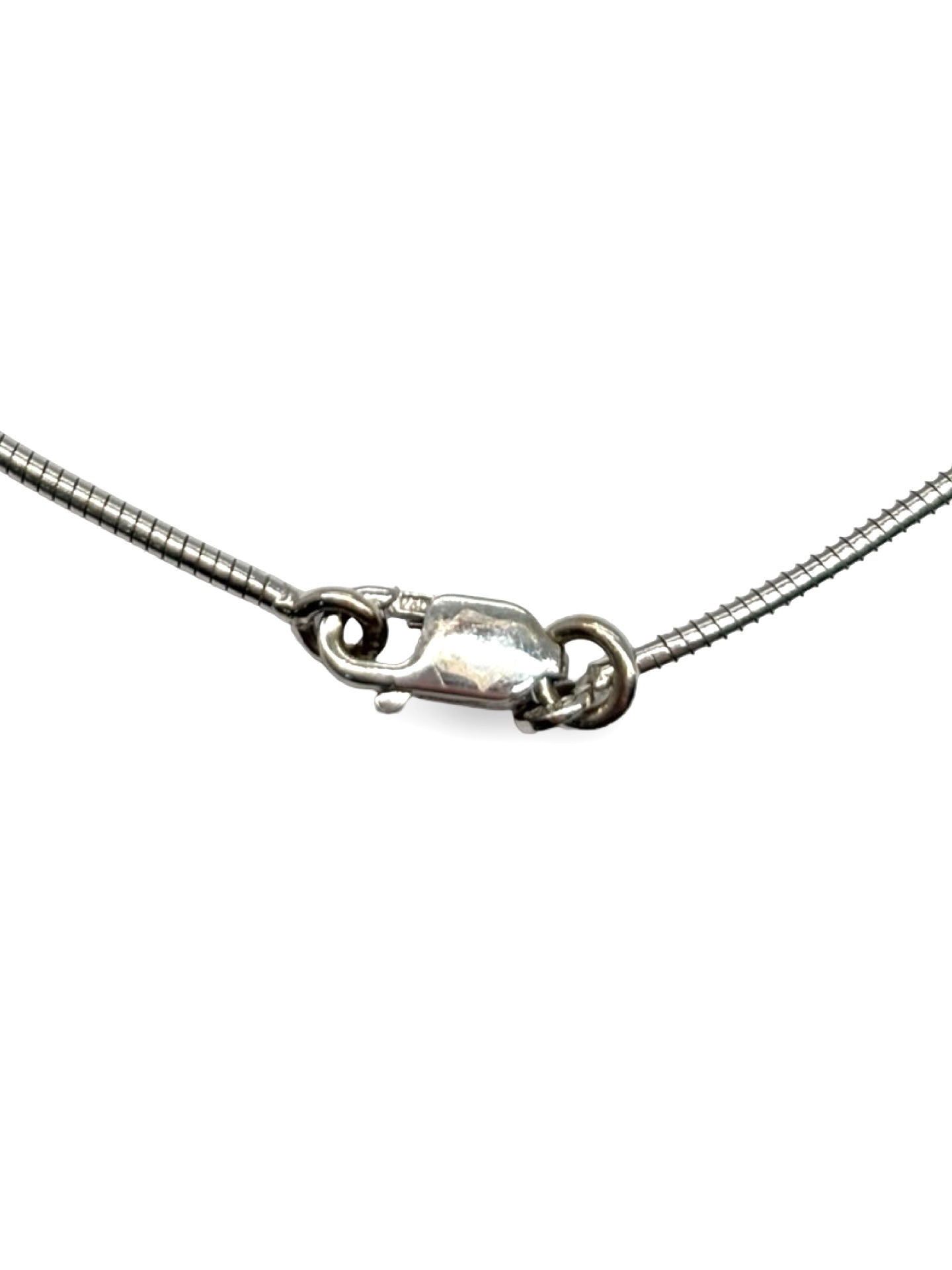 Collier en platine 950 orné d’une topaze de 5 carats, pierre lumineuse aux reflets bleutés. Ce bijou élégant se distingue par son métal précieux et sa gemme éclatante, idéale pour sublimer une tenue chic. Parfait pour mettre en valeur la beauté naturelle de la topaze et la finesse du platine dans un style intemporel.