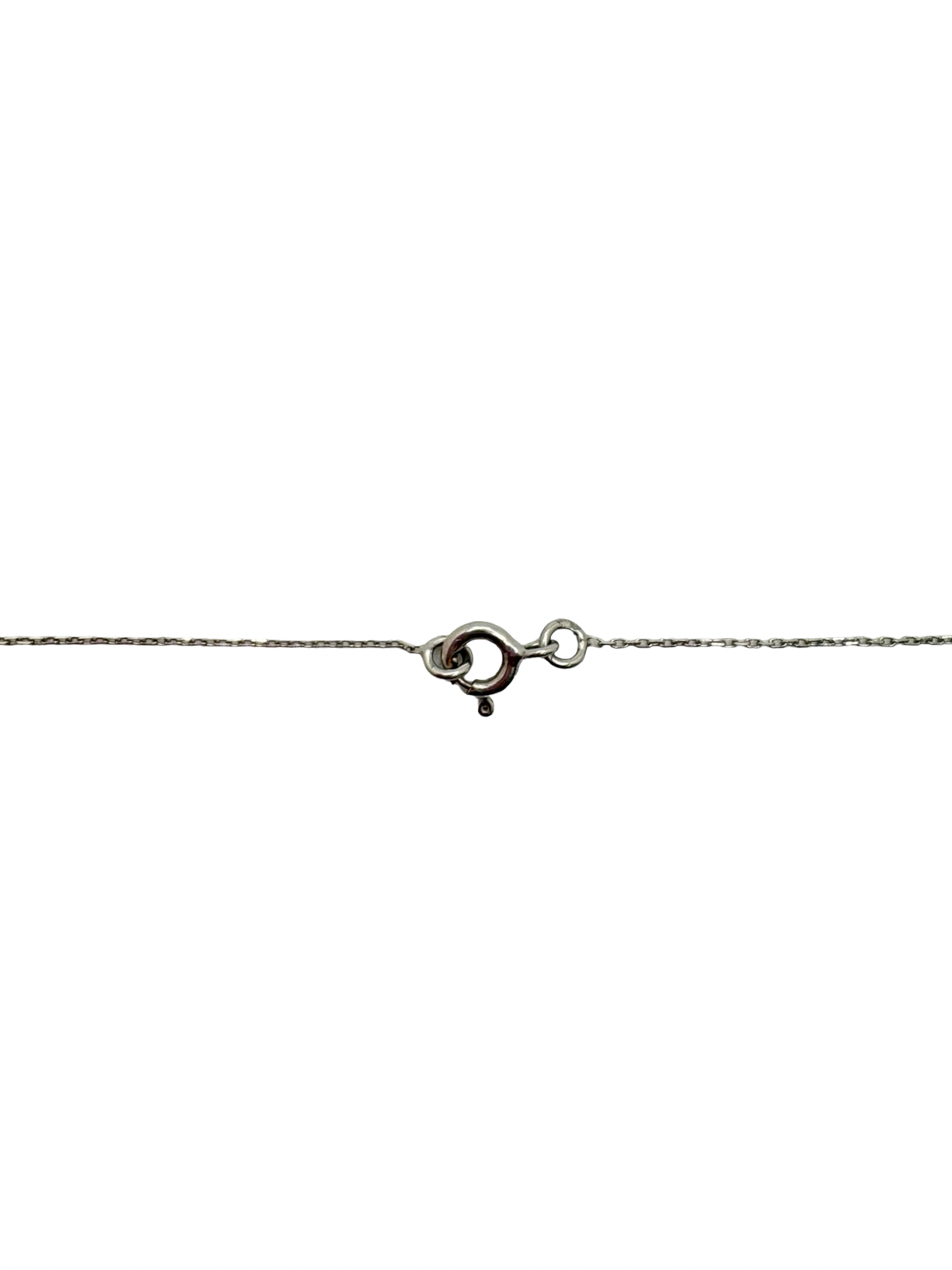 Collier en or blanc 18K mettant en valeur un superbe saphir naturel de 0,64 carat, sublimé par des diamants totalisant 0,15 carat. Ce bijou raffiné allie l'éclat de l'or blanc à l'intensité du saphir et à la brillance des diamants pour un style élégant et intemporel. Idéal comme cadeau d'exception ou pour une occasion spéciale, ce collier en saphir et diamants apporte une touche de sophistication à toutes les tenues.