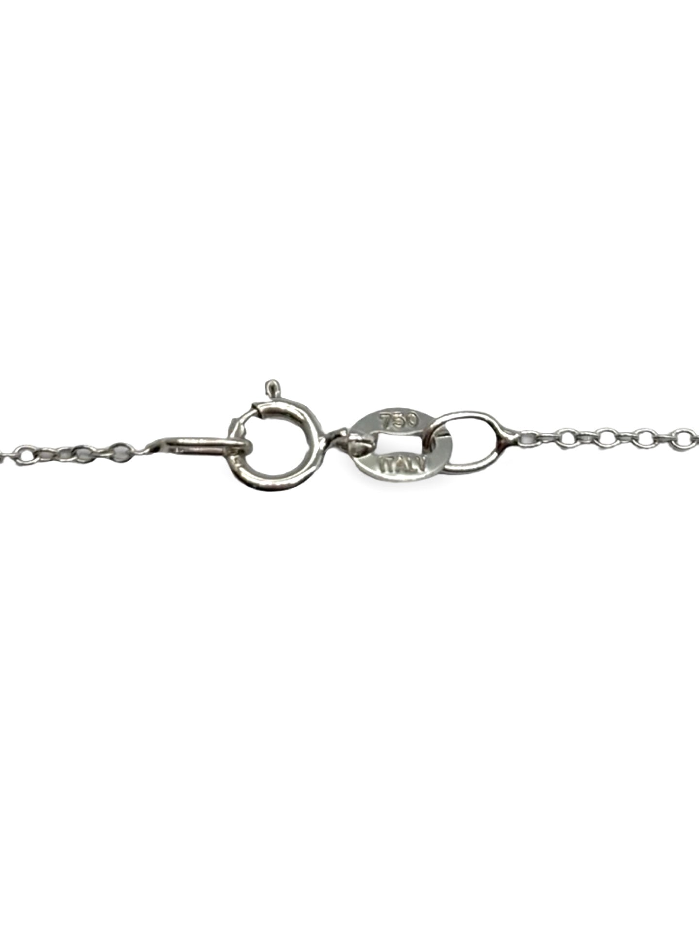 Collier Mauboussin Vie, Volupté & Passion en or blanc serti de saphirs bleus. Son design raffiné et élégant allie éclat de l’or blanc et profondeur des saphirs pour un bijou luxueux et intemporel. Parfait pour sublimer le décolleté avec sophistication, ce collier exprime élégance, sensualité et modernité.