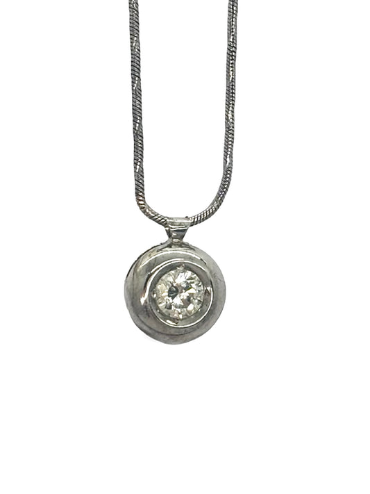 Collier en or blanc 18 carats serti d’un diamant de 0,40 carat. Élégant et intemporel, ce bijou met en valeur la brillance du diamant grâce à un design épuré et raffiné. Idéal pour un cadeau ou pour sublimer une tenue au quotidien, il apporte une touche lumineuse et sophistiquée à chaque style.

