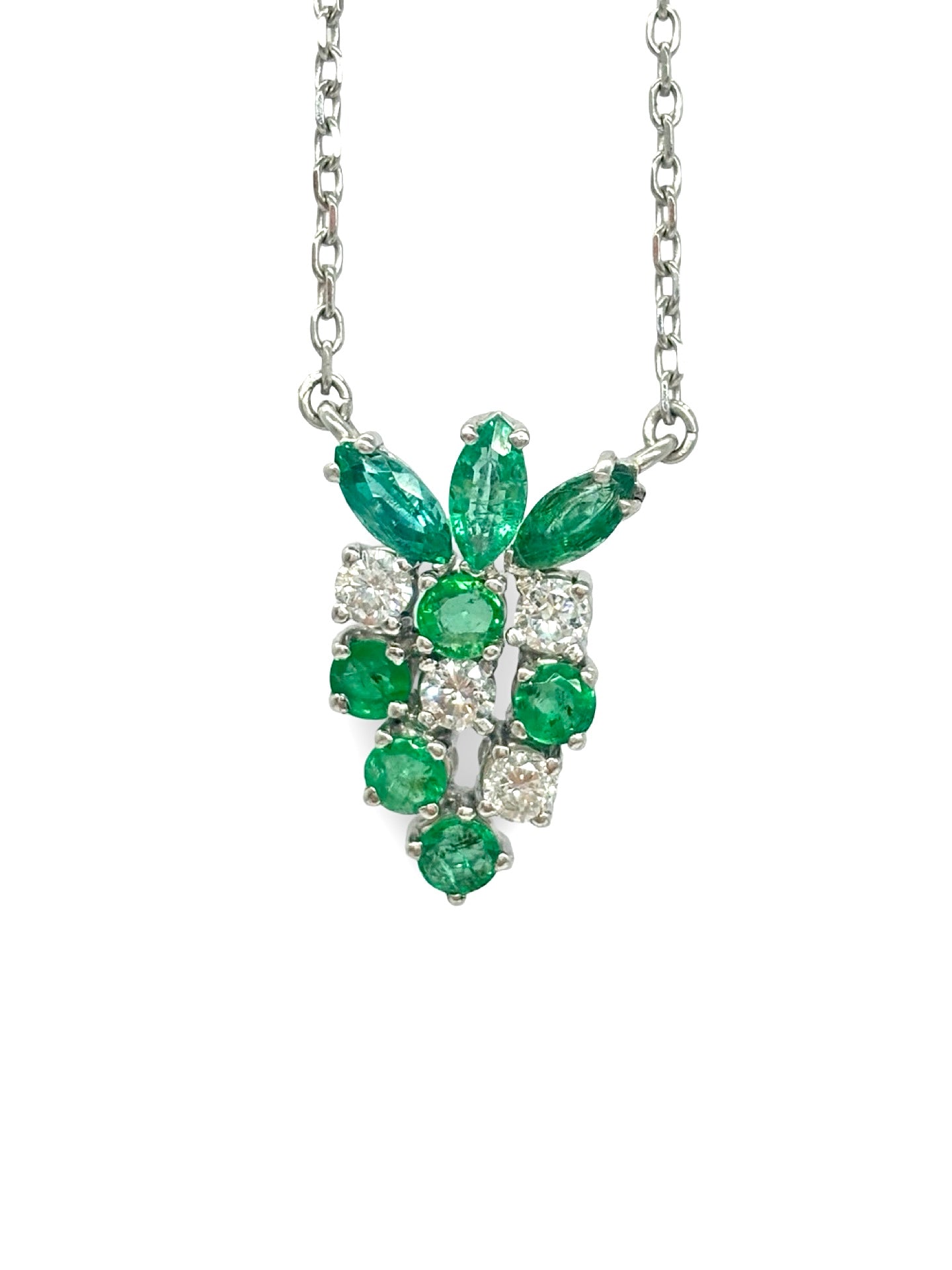 Collier en or blanc 18 carats serti d’émeraudes pour un poids total de 0,50 carat et de diamants totalisant 0,40 carat. Ce bijou précieux séduit par l’intensité du vert des émeraudes, sublimé par l’éclat des diamants. Son design élégant et intemporel en fait un collier idéal à porter au quotidien ou lors d’occasions spéciales. Il apporte une touche de raffinement et s’associe facilement à d’autres bijoux en or blanc.
