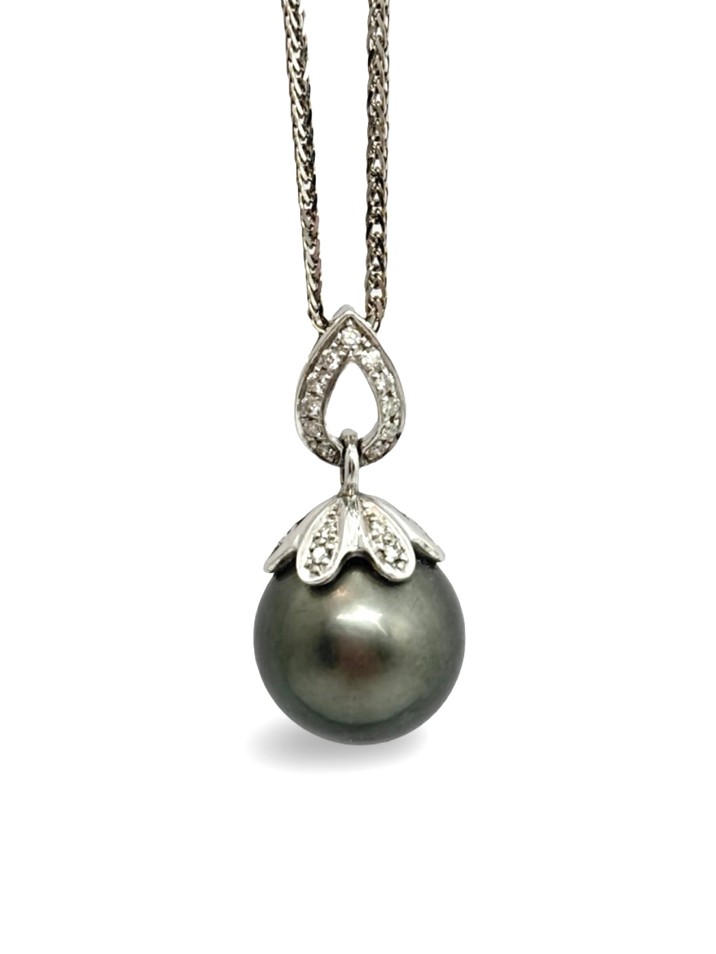 Collier en or blanc 18 carats orné d’une perle de Tahiti et de diamants totalisant 1 carat. Élégant et raffiné, ce bijou met en valeur les reflets profonds de la perle et l’éclat des diamants. Idéal pour une occasion spéciale ou pour sublimer une tenue, il apporte une touche précieuse, moderne et intemporelle au quotidien.
