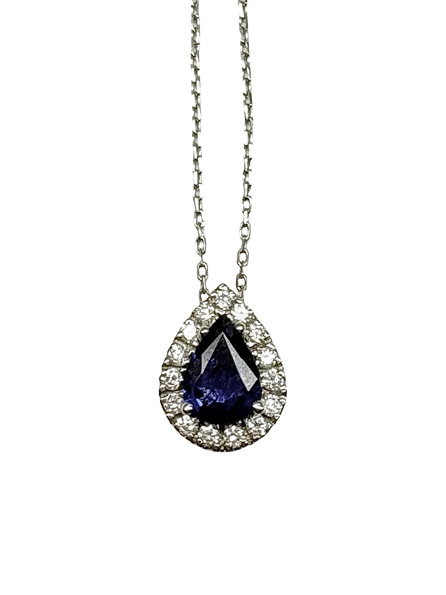 Collier en or blanc 18K mettant en valeur un superbe saphir naturel de 0,64 carat, sublimé par des diamants totalisant 0,15 carat. Ce bijou raffiné allie l'éclat de l'or blanc à l'intensité du saphir et à la brillance des diamants pour un style élégant et intemporel. Idéal comme cadeau d'exception ou pour une occasion spéciale, ce collier en saphir et diamants apporte une touche de sophistication à toutes les tenues.