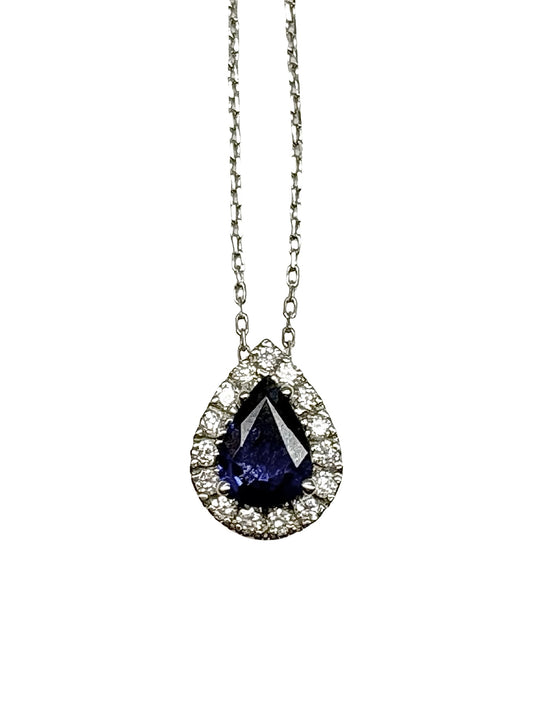 Collier en or blanc 18K mettant en valeur un superbe saphir naturel de 0,64 carat, sublimé par des diamants totalisant 0,15 carat. Ce bijou raffiné allie l'éclat de l'or blanc à l'intensité du saphir et à la brillance des diamants pour un style élégant et intemporel. Idéal comme cadeau d'exception ou pour une occasion spéciale, ce collier en saphir et diamants apporte une touche de sophistication à toutes les tenues.