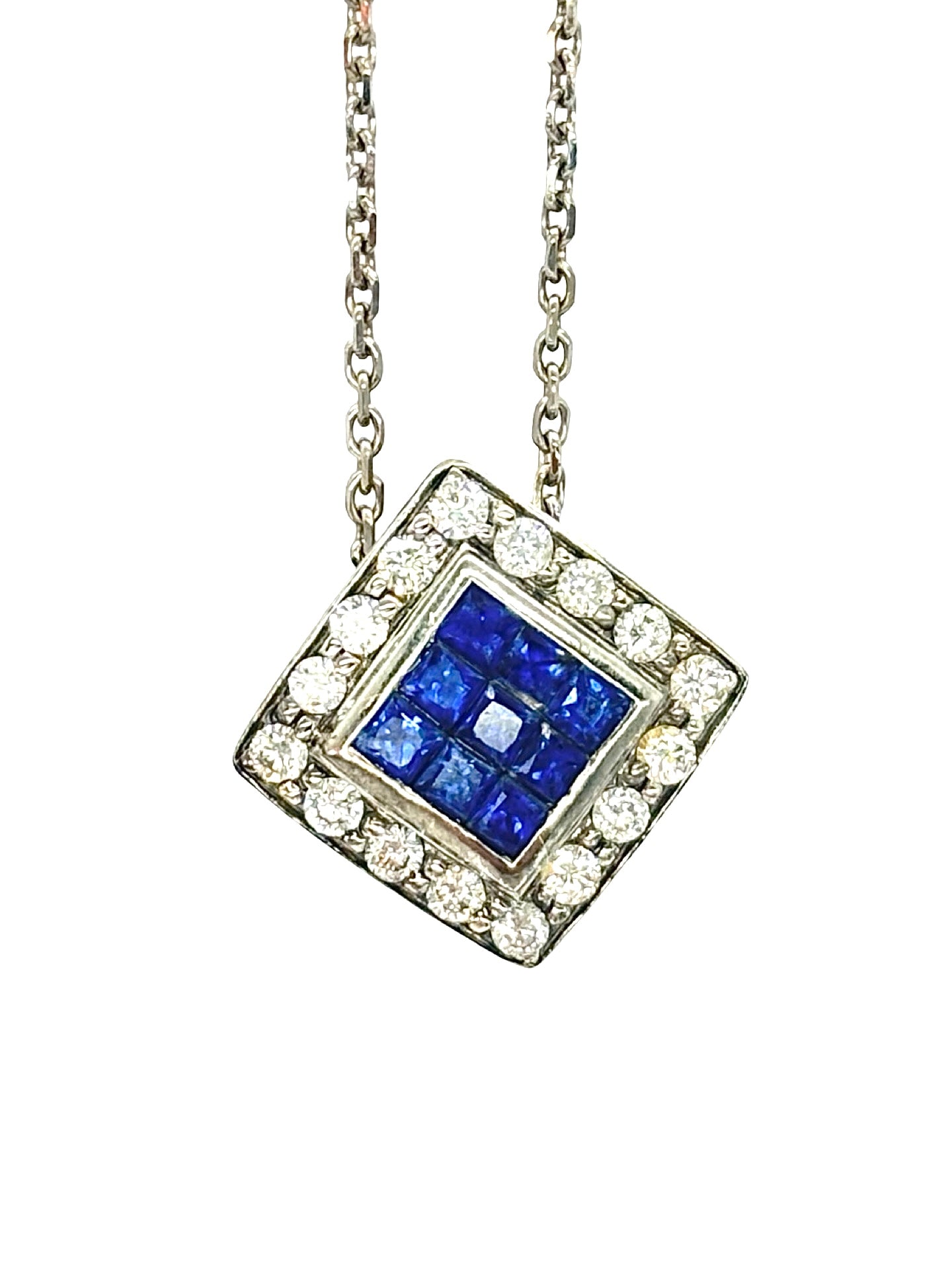 Collier en or blanc 18 carats sublimé par des saphirs totalisant 0,45 carat et des diamants de 0,20 carat. L’intensité du bleu des saphirs se marie harmonieusement à l’éclat des diamants pour créer un bijou élégant et raffiné. Ce collier de joaillerie au design intemporel apporte une touche de sophistication et de lumière à toutes les occasions.
