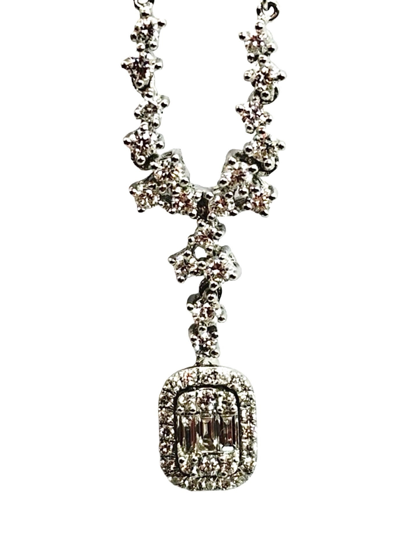 Collier en or blanc 18 carats serti de diamants pour un poids total de 0,70 carat, composé d’un pendentif élégant et lumineux. Ce bijou raffiné se distingue par l’éclat de ses diamants et la brillance de l’or blanc. Idéal pour une tenue élégante, un cadeau précieux ou une occasion spéciale, ce collier diamant incarne le luxe, la féminité et l’intemporalité de la haute joaillerie.