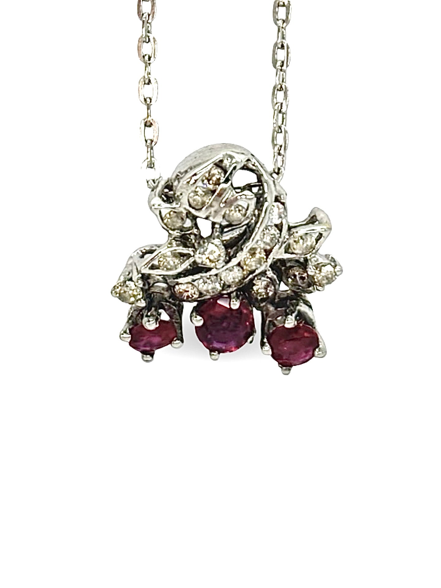 Collier en or blanc élégant, serti d’un rubis de 1 carat et de diamants totalisant 0,50 ct. Ce bijou raffiné allie la chaleur du rubis à l’éclat subtil des diamants, offrant un pendentif précieux et sophistiqué. Idéal pour les occasions spéciales et les amateurs de joaillerie fine et de luxe.