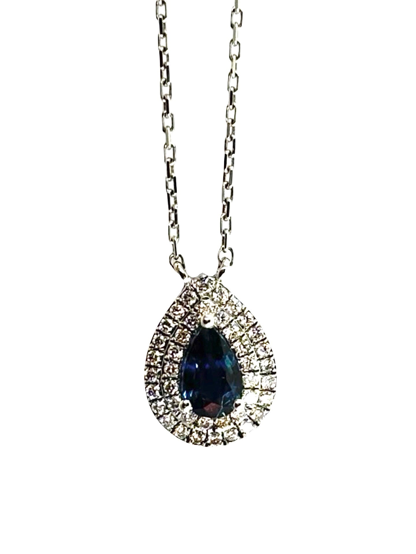 Collier en or blanc composé d’un pendentif serti d’un saphir bleu central entouré de diamants taille brillant totalisant 0,70 carat. Bijou élégant avec chaîne fine en or blanc mettant en valeur la couleur intense du saphir et l’éclat des diamants. Détail du sertissage et finitions précieuses, pendentif raffiné idéal pour bijou de luxe ou occasion spéciale.