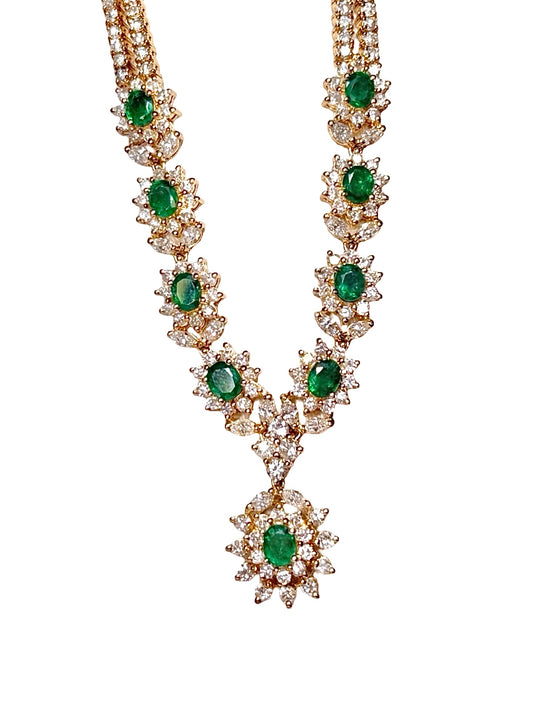 Collier en or jaune 14K serti d’émeraudes naturelles d’un vert vif totalisant 4,50 ct et de diamants naturels de taille brillant et navette pesant environ 5 ct. Ce collier de joaillerie associe la chaleur de l’or jaune 14 carats à l’intensité des émeraudes et à l’éclat des diamants. Avec son poids de 26,2 g, ce bijou précieux et raffiné offre une allure élégante et sophistiquée, idéale pour une occasion spéciale.