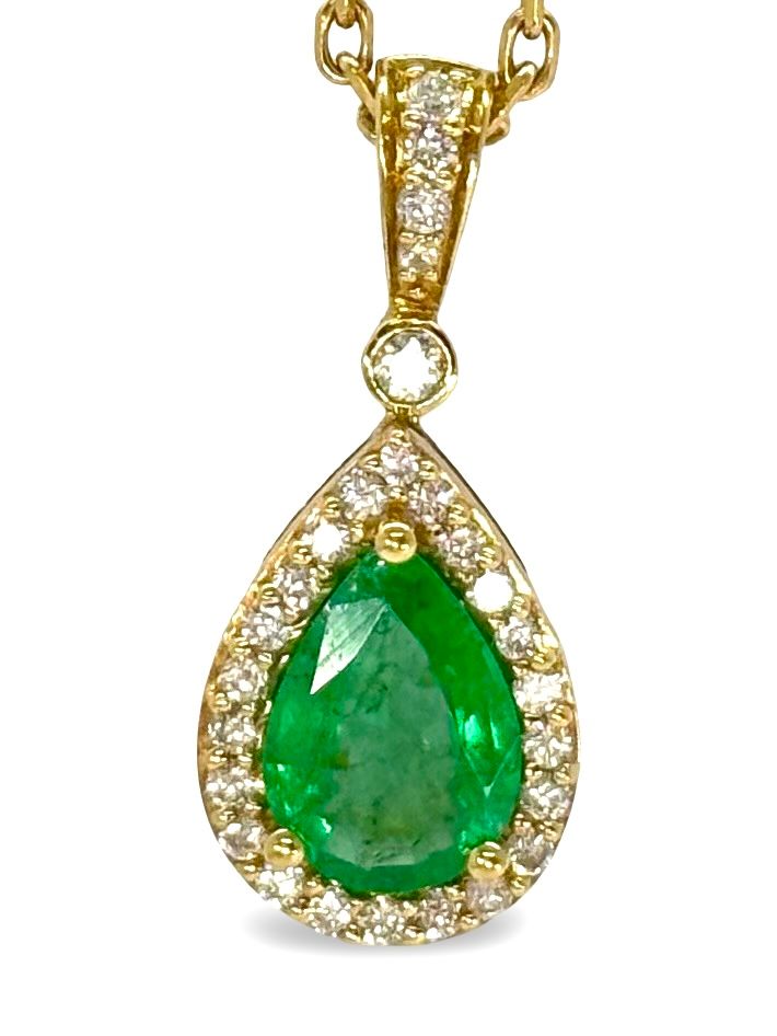 Somptueux collier en or jaune 18 carats, orné d’une émeraude éclatante de 1 carat, sublimée par 0,20 ct de diamants scintillants. Ce bijou d’exception allie la profondeur de la pierre verte à la brillance précieuse des diamants. Idéal pour rehausser élégamment toutes vos tenues, que ce soit au quotidien ou lors d’occasions spéciales.