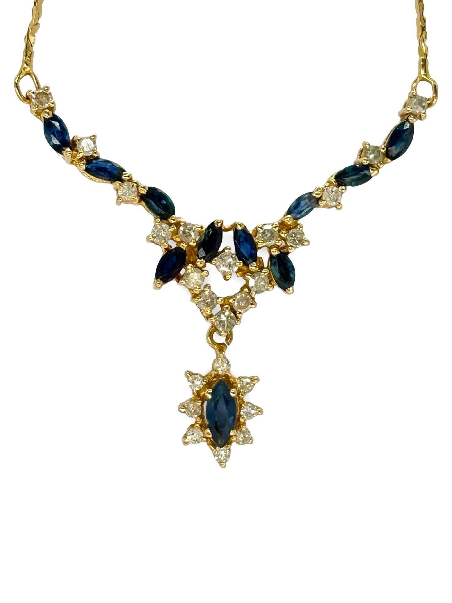 Élégant et raffiné, ce collier en or jaune est sublimé par l’éclat de saphirs profonds et de diamants totalisant 0,60 carat. Un bijou intemporel qui allie couleur et brillance, parfait pour sublimer vos tenues au quotidien ou lors d’occasions spéciales. Un cadeau précieux au charme classique et luxueux.