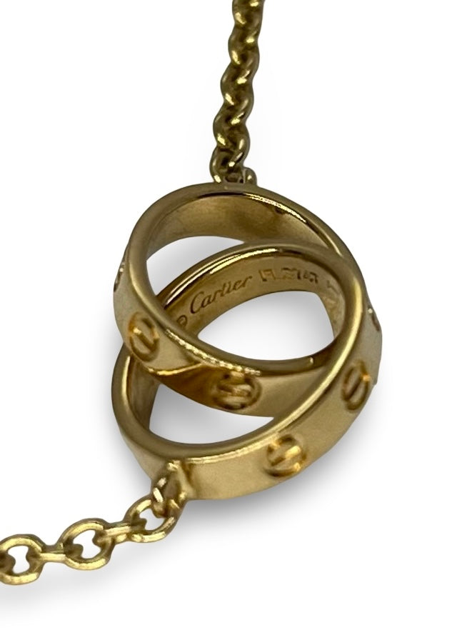 Collier Cartier Love en or jaune, petit modèle emblématique de la maison. Ce bijou raffiné incarne l’amour éternel avec son design épuré et intemporel. Parfait pour un cadeau symbolique ou une touche de luxe discrète au quotidien, il reflète l’élégance et le savoir-faire inégalé de Cartier.