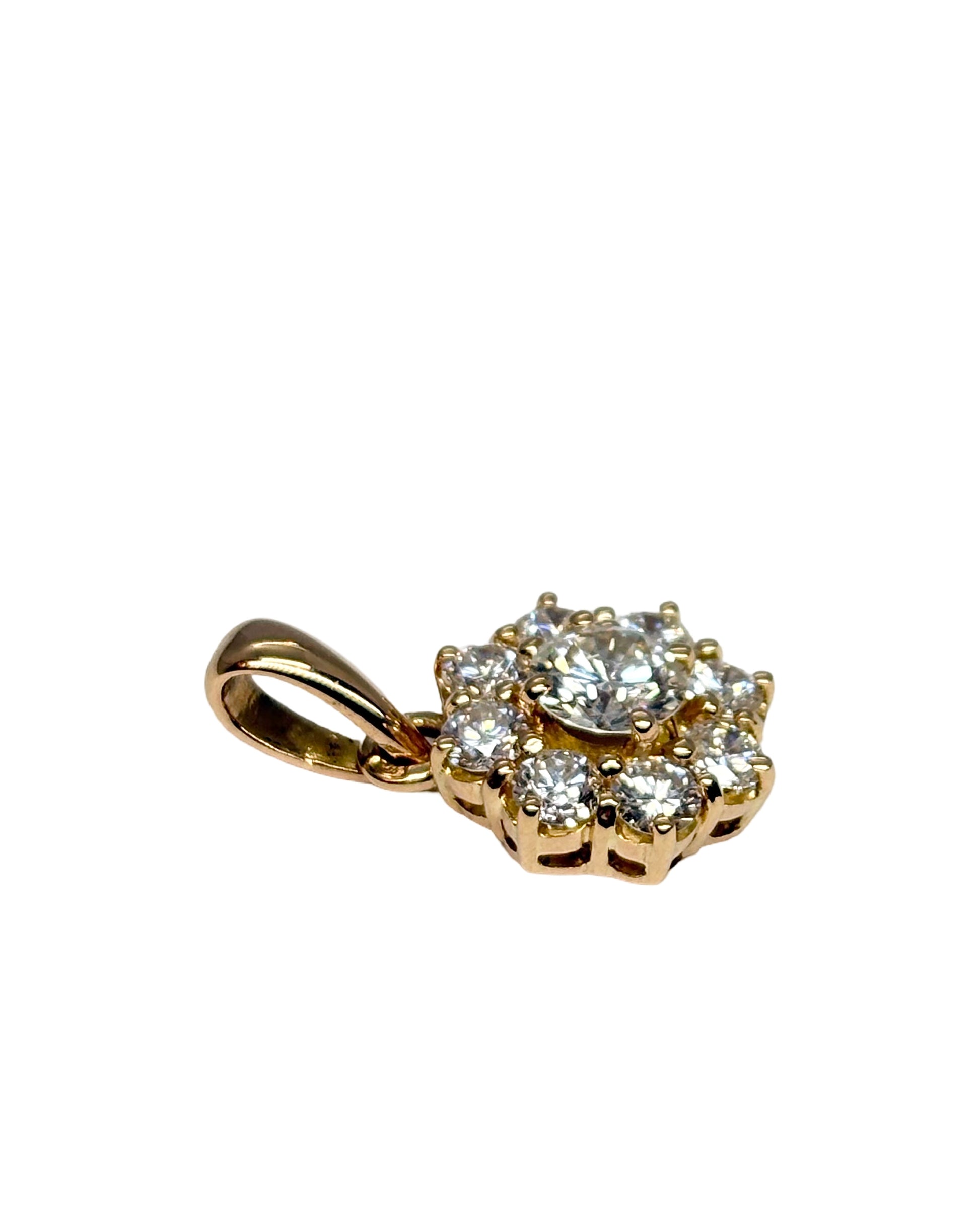 Pendentif en or jaune 18 carats (750/1000) serti de diamants totalisant 1,60 ct, alliant élégance et raffinement. Ce bijou de luxe illumine le décolleté grâce à l'éclat exceptionnel de ses diamants et à la chaleur de l'or jaune. Idéal pour un cadeau d'exception ou pour sublimer une tenue au quotidien comme lors des grandes occasions, ce pendentif en diamant incarne un style intemporel et un savoir-faire joaillier d'excellence.