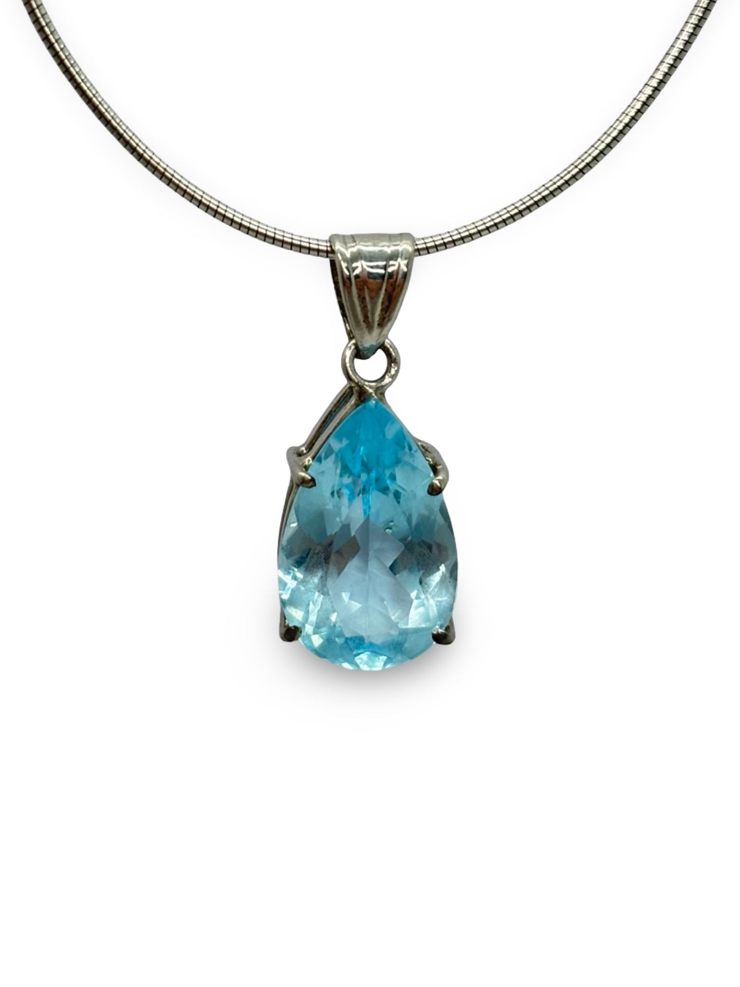 Collier en platine 950 orné d’une topaze de 5 carats, pierre lumineuse aux reflets bleutés. Ce bijou élégant se distingue par son métal précieux et sa gemme éclatante, idéale pour sublimer une tenue chic. Parfait pour mettre en valeur la beauté naturelle de la topaze et la finesse du platine dans un style intemporel.