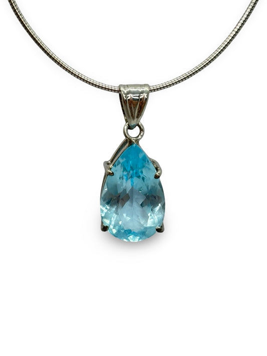 Collier en platine 950 orné d’une topaze de 5 carats, pierre lumineuse aux reflets bleutés. Ce bijou élégant se distingue par son métal précieux et sa gemme éclatante, idéale pour sublimer une tenue chic. Parfait pour mettre en valeur la beauté naturelle de la topaze et la finesse du platine dans un style intemporel.